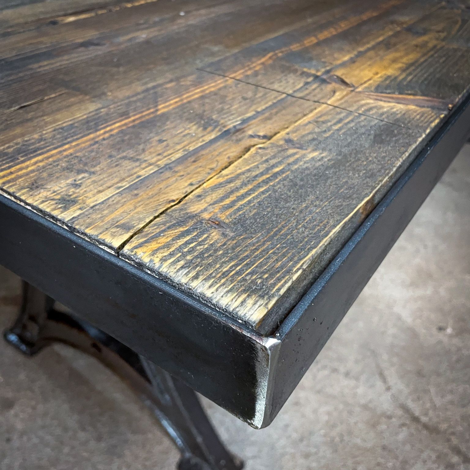 Industriële Eettafel Op Diamantslijpermachineonderstel – Vivre Crafts photo Meubels
