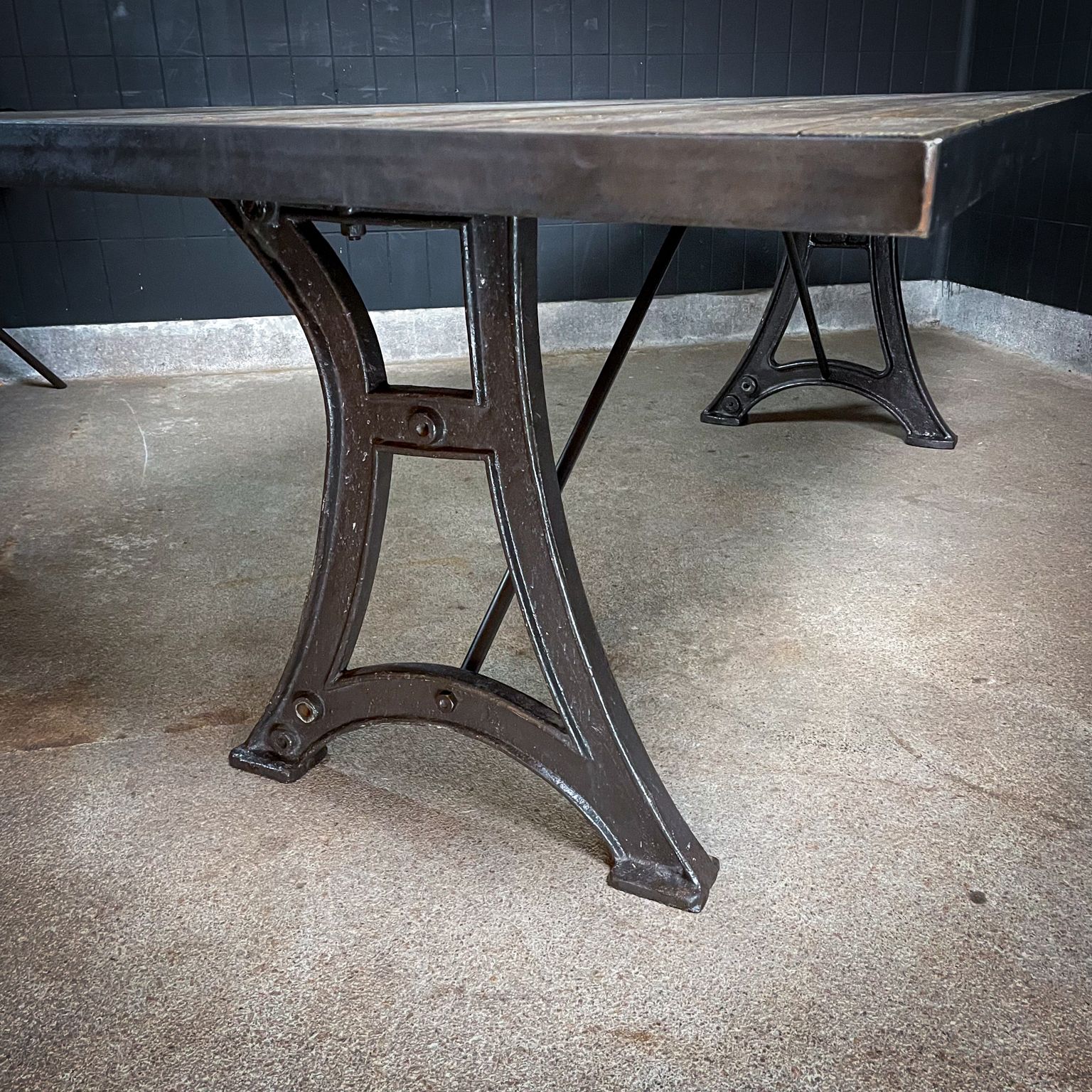 Industriële Eettafel Op Diamantslijpermachineonderstel – Vivre Crafts photo vintage