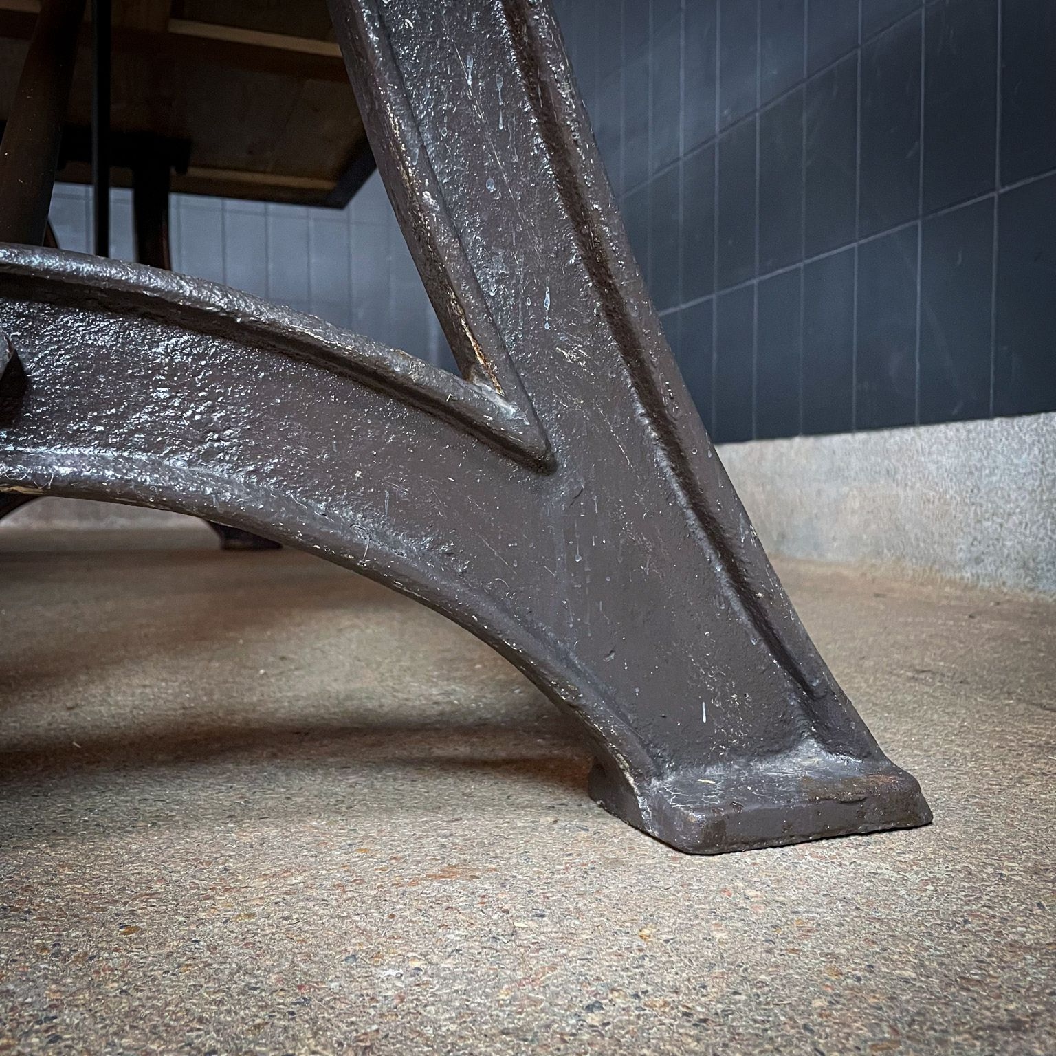 photo buy Industriële Eettafel Op Diamantslijpermachineonderstel – Vivre Crafts