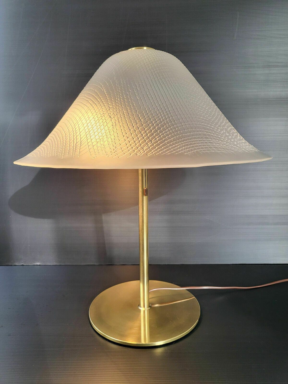 photo furniture Vintage Tafellamp Peill & Putzler 1960 Schildpadglas En Goudkleurig Messing 60s