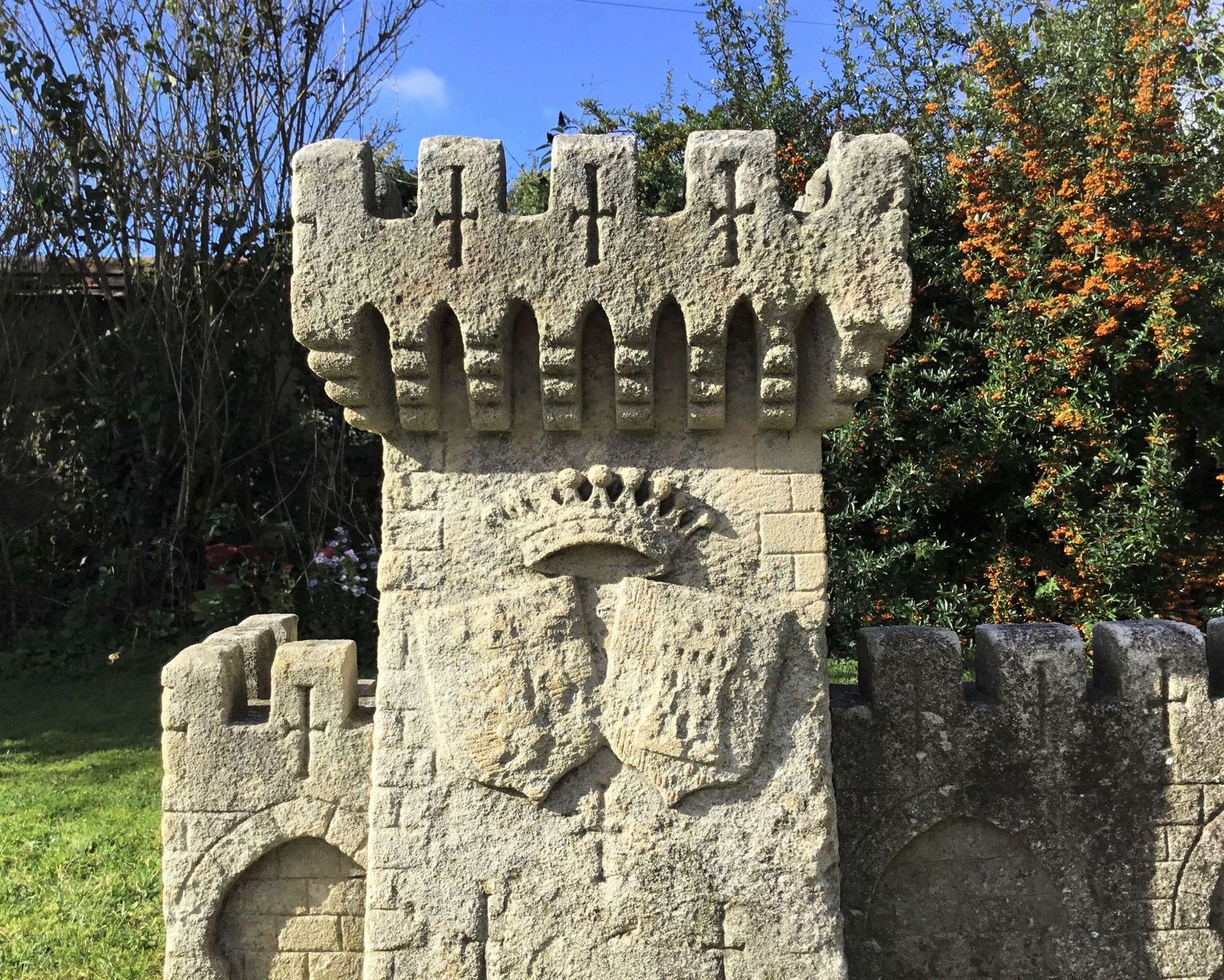 photo furniture C18th Carved Stone 19ft Scale Replica Of A Castle / Chateau Wall