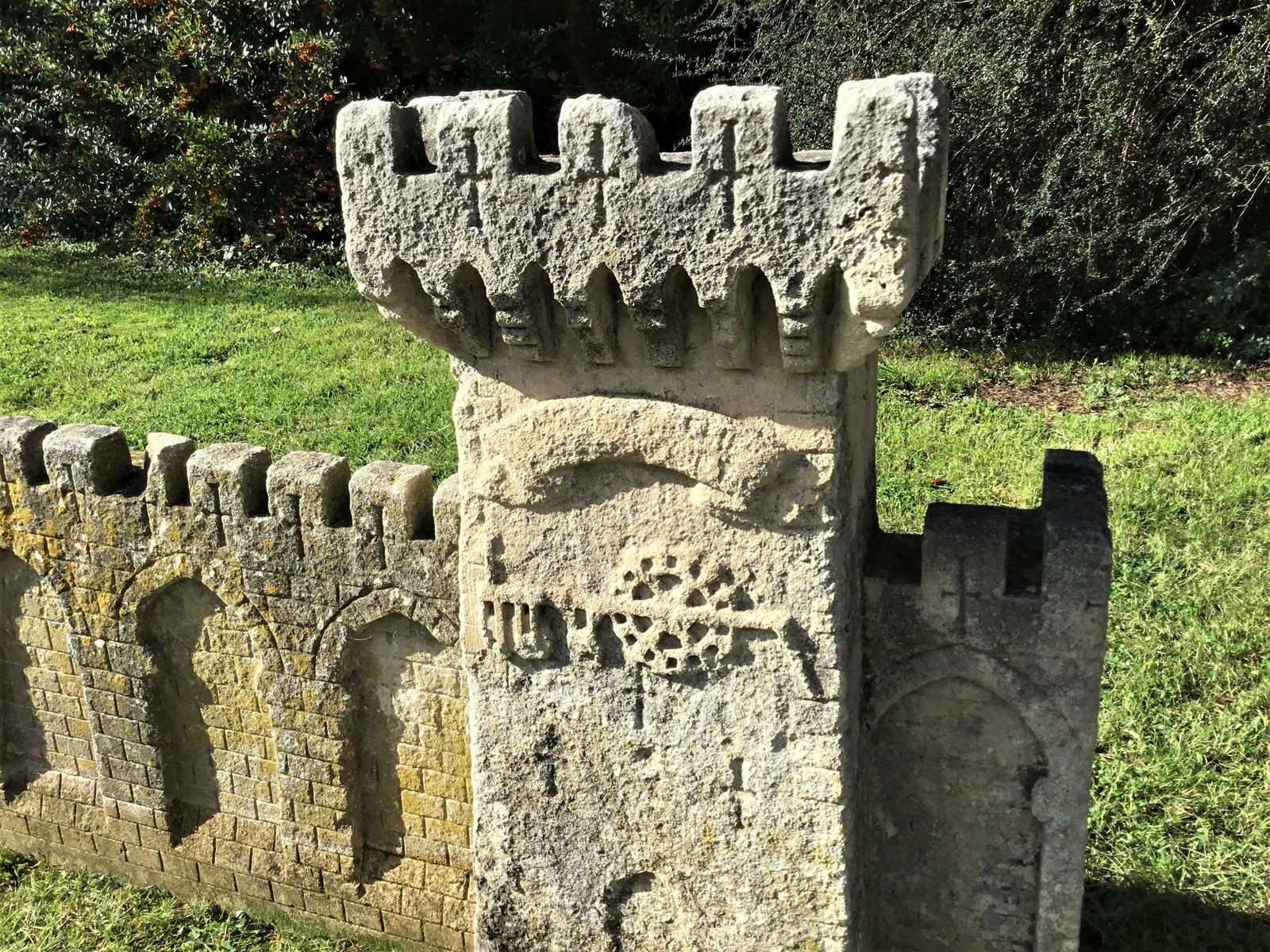 photo vinterior C18th Carved Stone 19ft Scale Replica Of A Castle / Chateau Wall