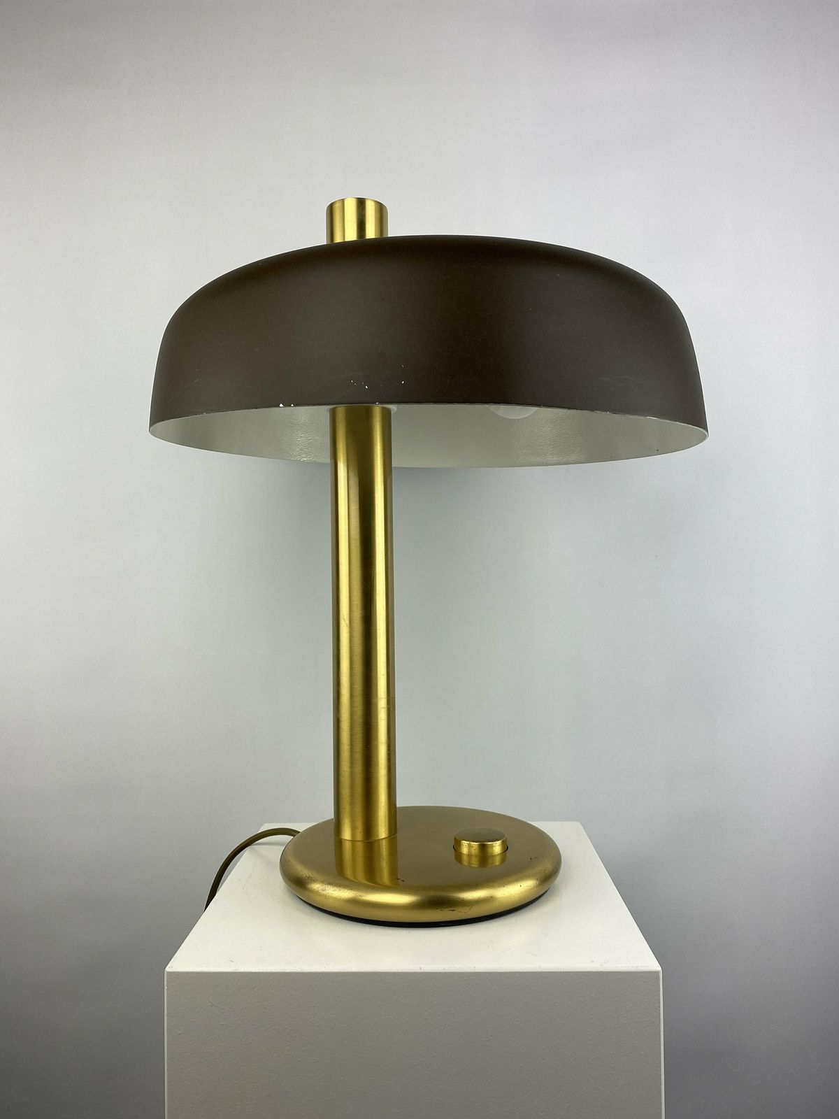 photo for sale Bruine En Gouden Bureaulamp 7603 Van Heinz F.W. Stahl Voor Hillebrand, Jaren 1970