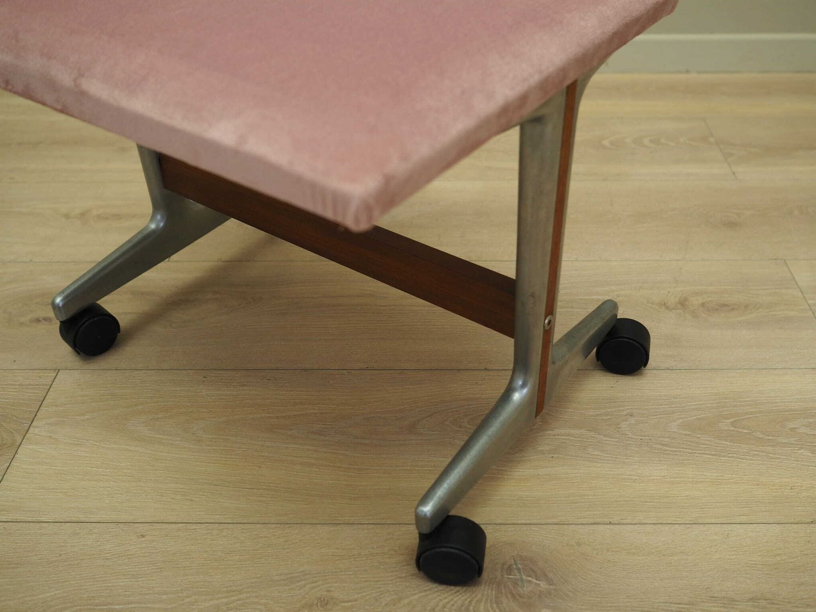 Pink Footrest, Danish Design, 1960s, Production: Denmark photo vinterior