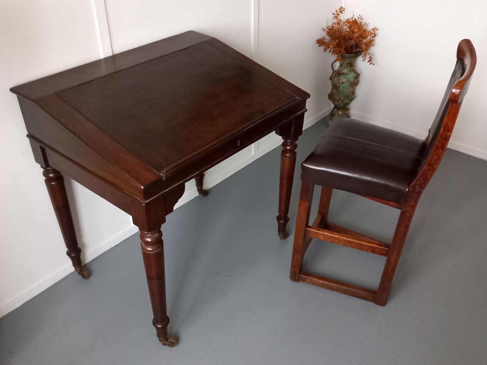 photo furniture Mahogany Clarks Desk, 19th Century
