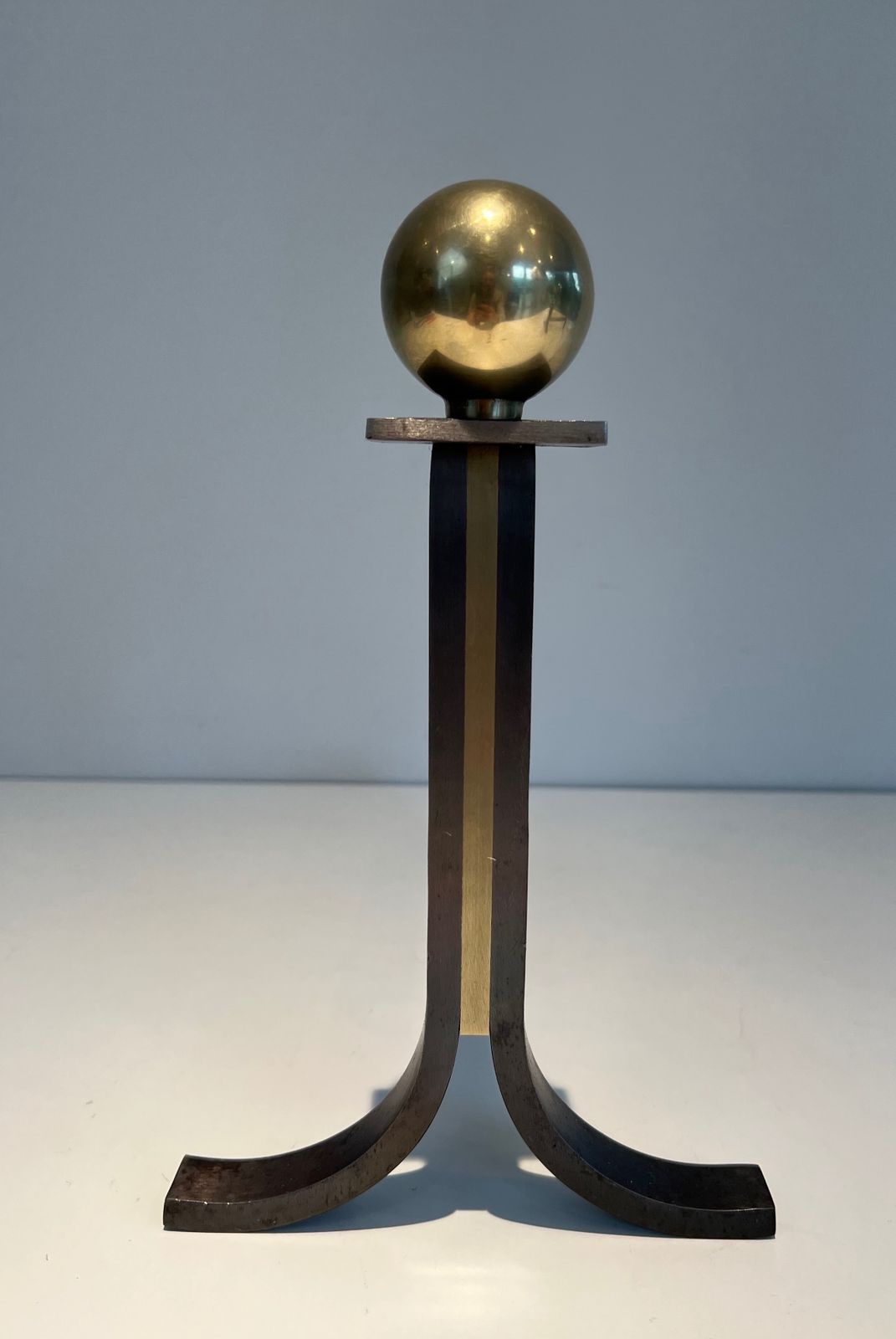 photo vinterior Pair Of Modernist Andirons In Steel, Brass And Wrought Iron In The Style Of Jacques Adnet