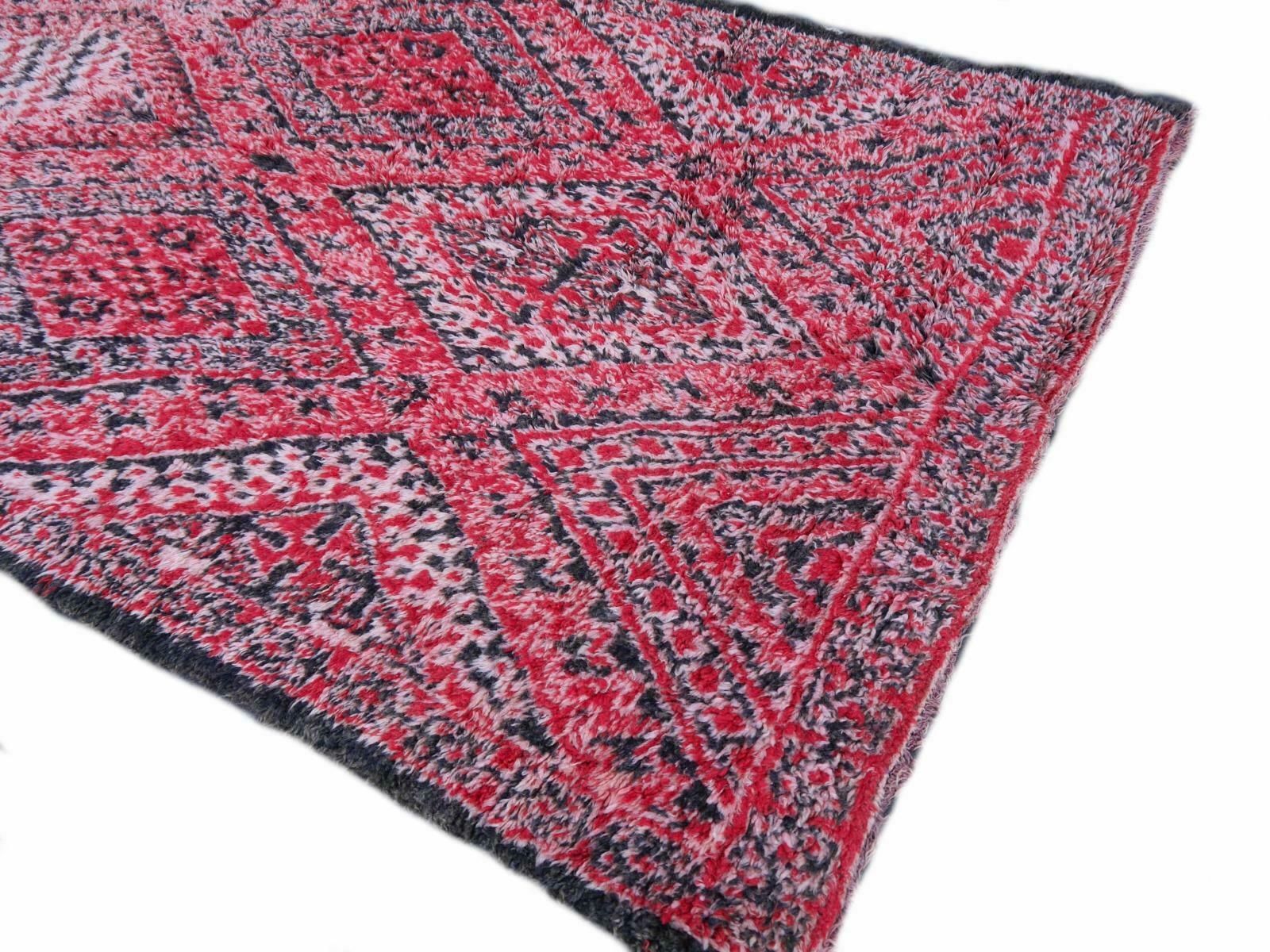 photo vintage Moroccan Vintage Rug North African Diamond Design Wool Red Pink Charcoal White