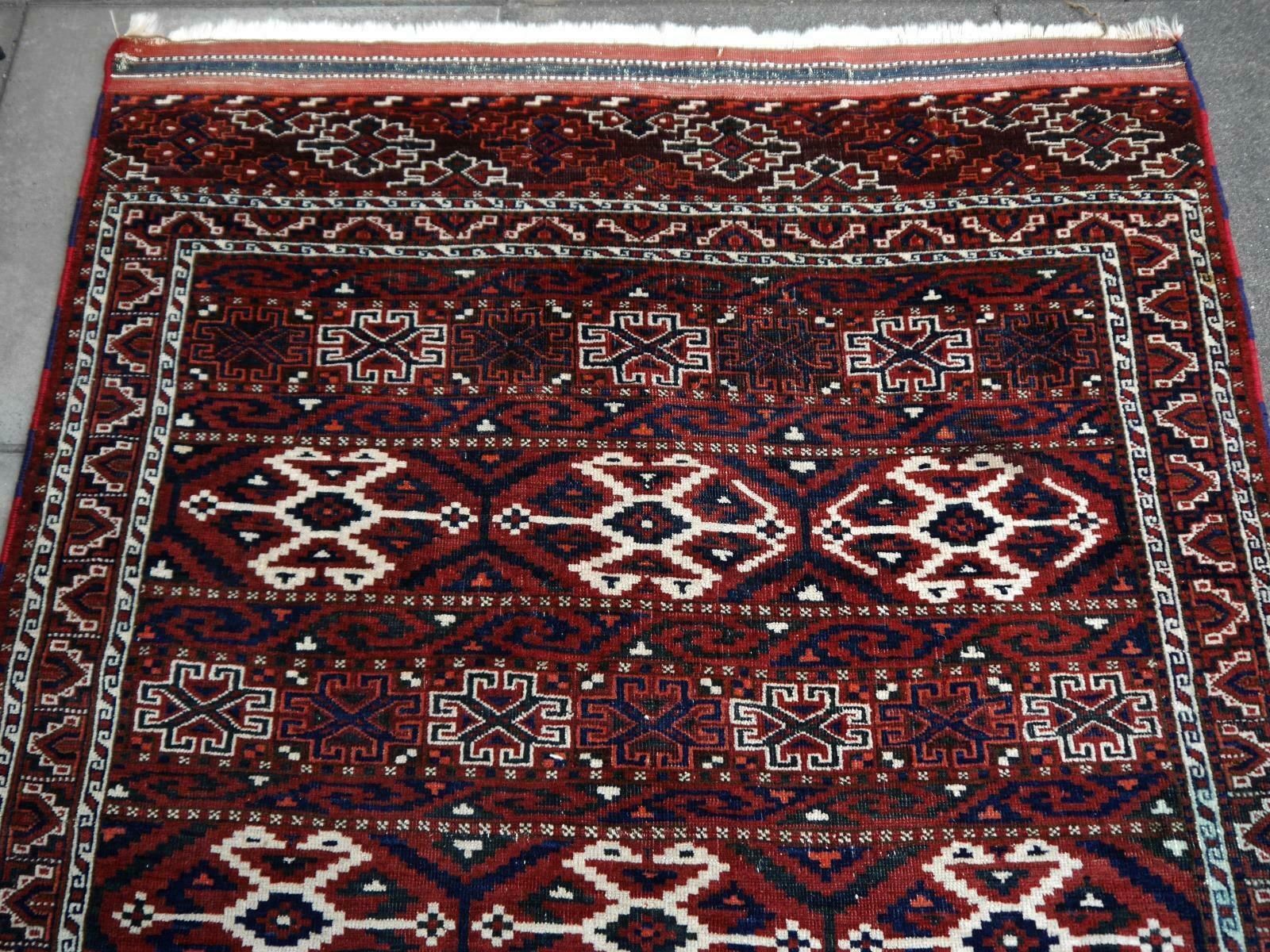 photo vintage Yomud Tribeal Turkmen Turkoman Antique Rug With Ram Motive Hand Knotted Carpet