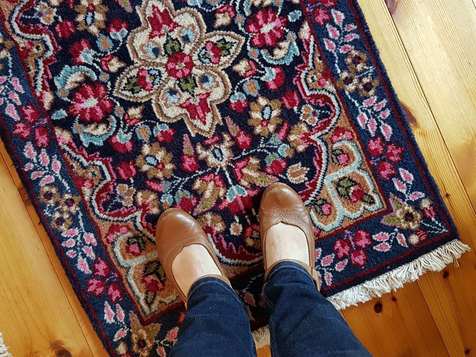 Small Handknotted Rug With Floral Rose Design, Floral Turkish Carpet Cas7 photo furniture