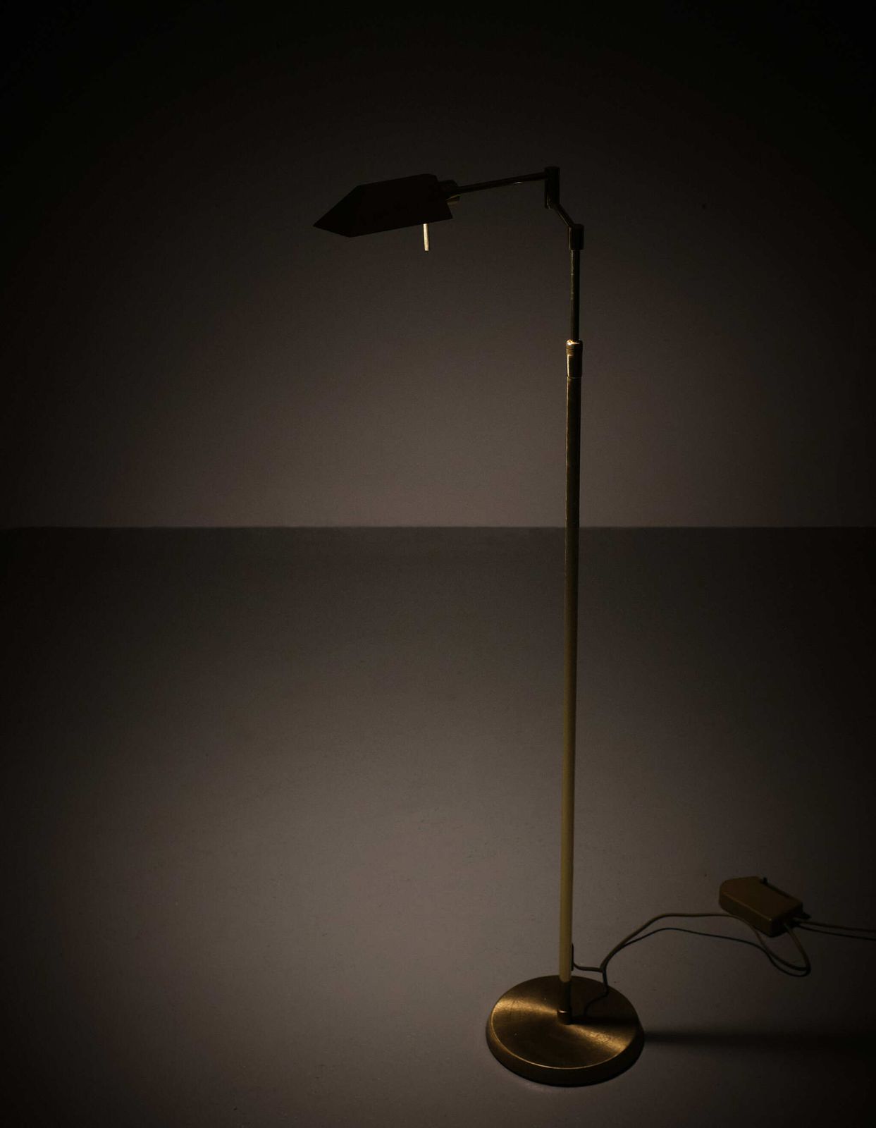 Verlichting Holtkotter messing zwenkarm vloerlamp, ca. jaren 1970, Duitsland photo