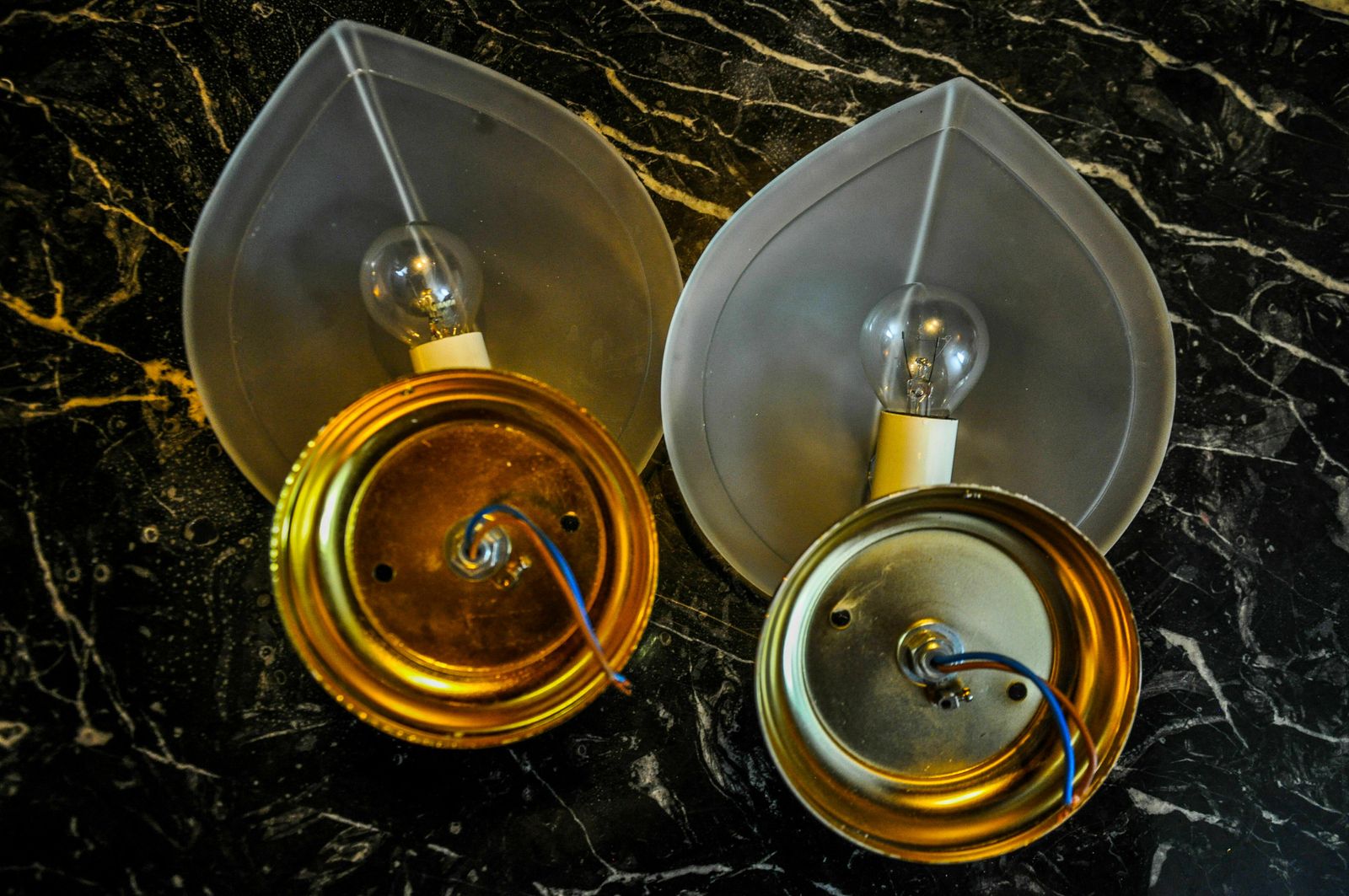 Pair Of "Leaf" Sconces In Opaque Glass, Murano, Italy 1980 photo vintage