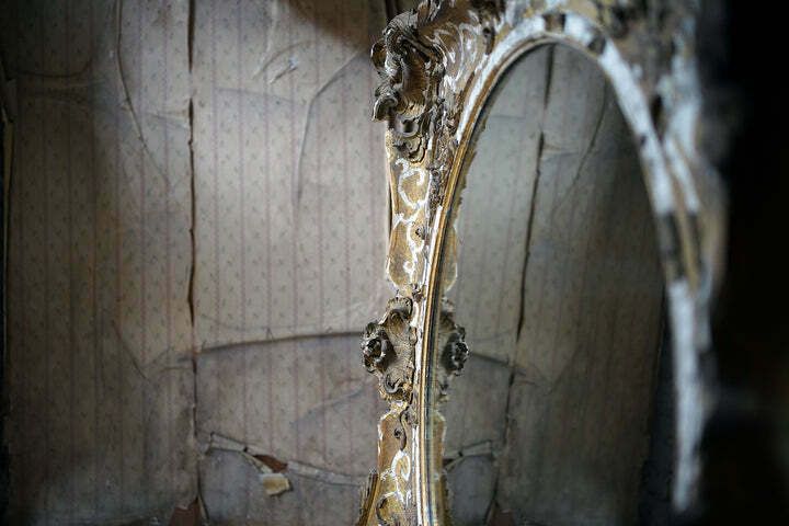 photo vintage A Large Early Victorian Giltwood Wall Mirror C.1840 60