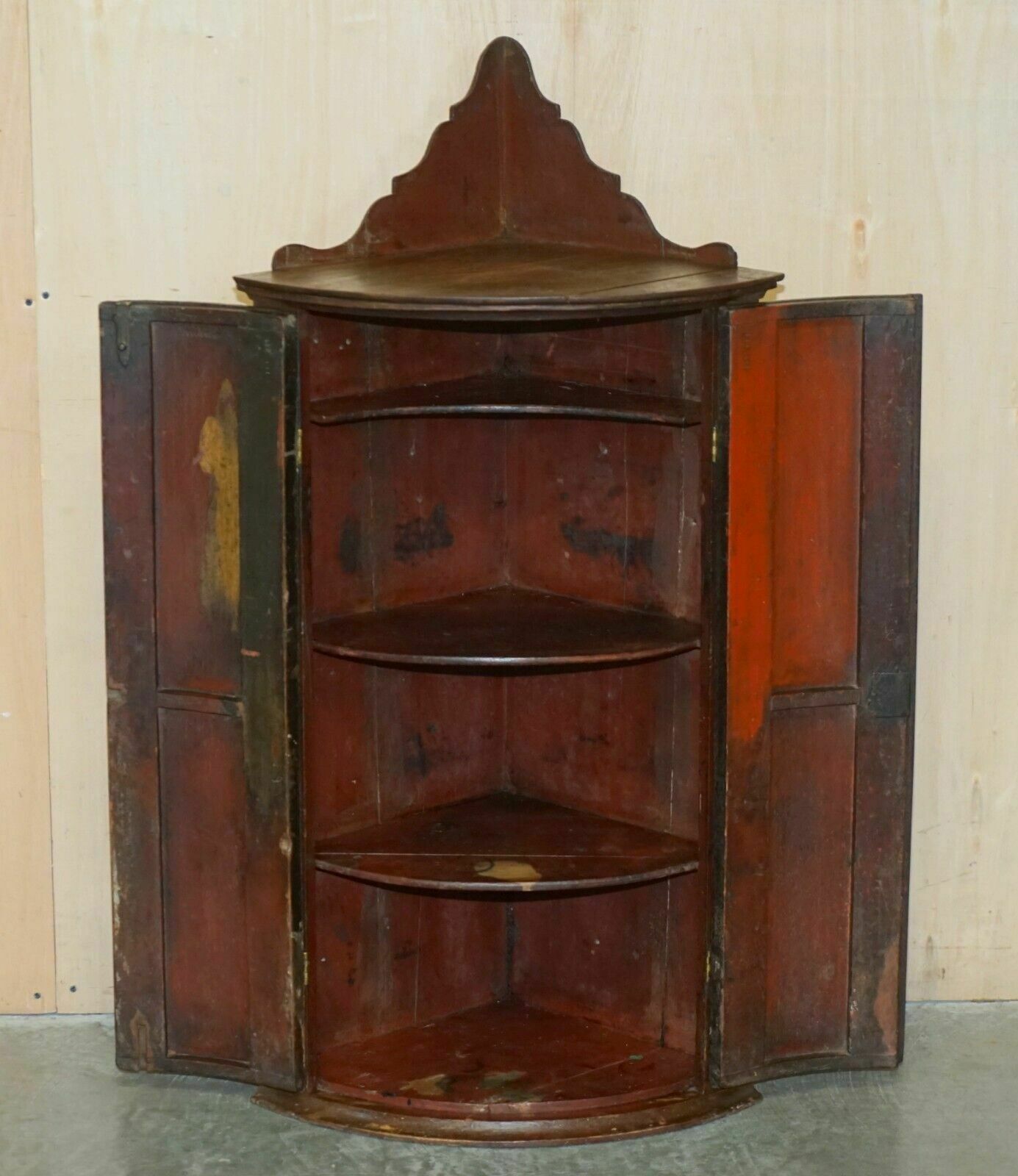 photo vintage Pair Of George I Circa 1700 Henry VIII Polychrome Painted Corner Wall Cabinets