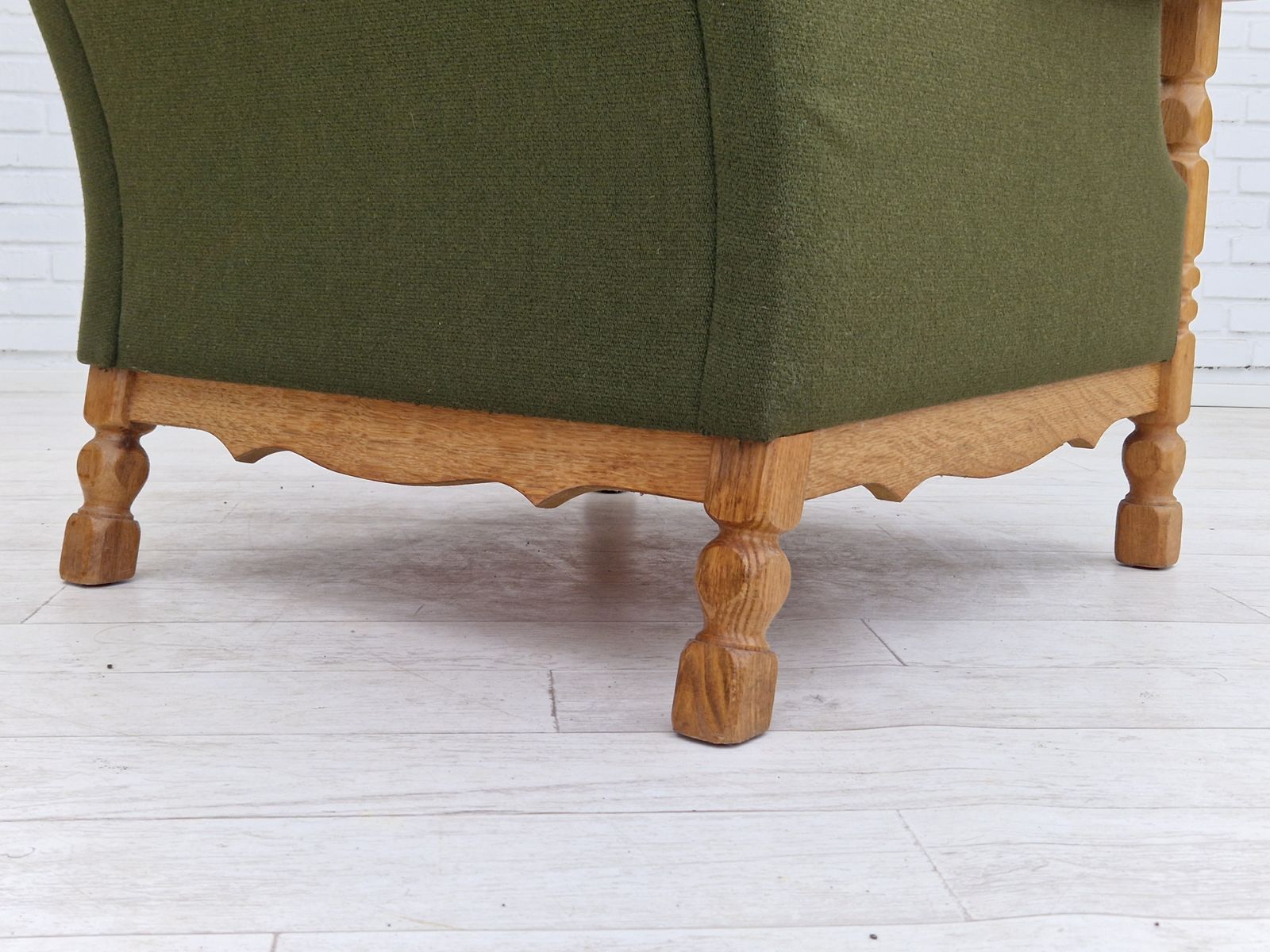 photo vintage 1970s, Danish Design, Lounge Chair In Green Furniture Wool, Oak Wood.