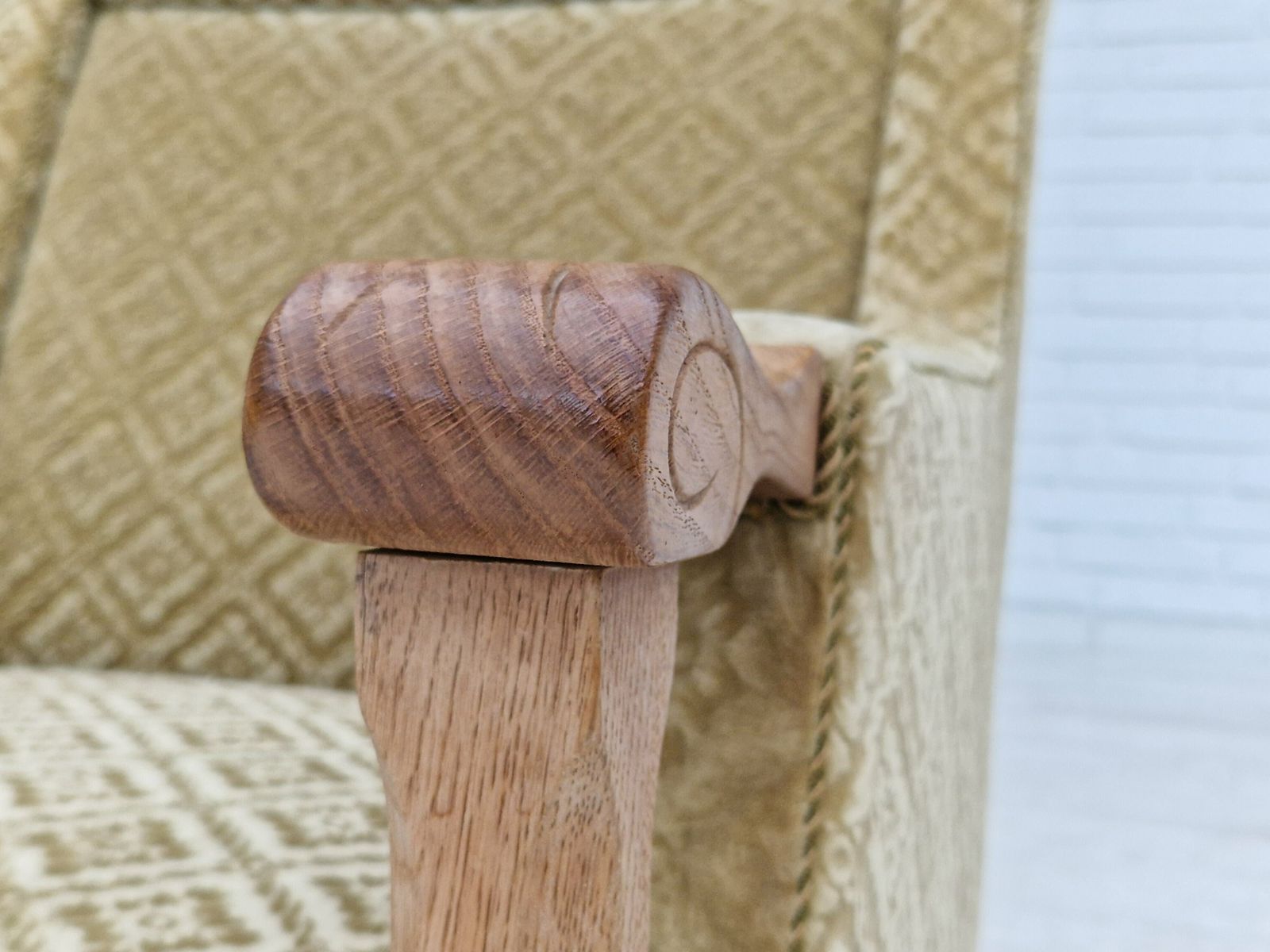 photo vintage 1960s, Danish Design, Highback Armchair, Furniture Fabric, Oak Wood.