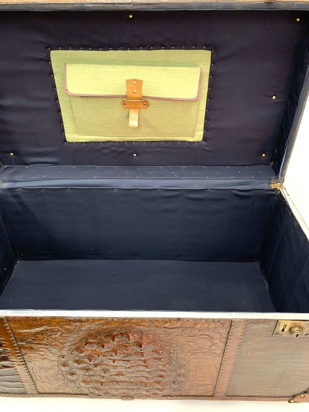 photo vintage A Magnificent Vintage Crocodile Skin & Wood Steamer Trunk