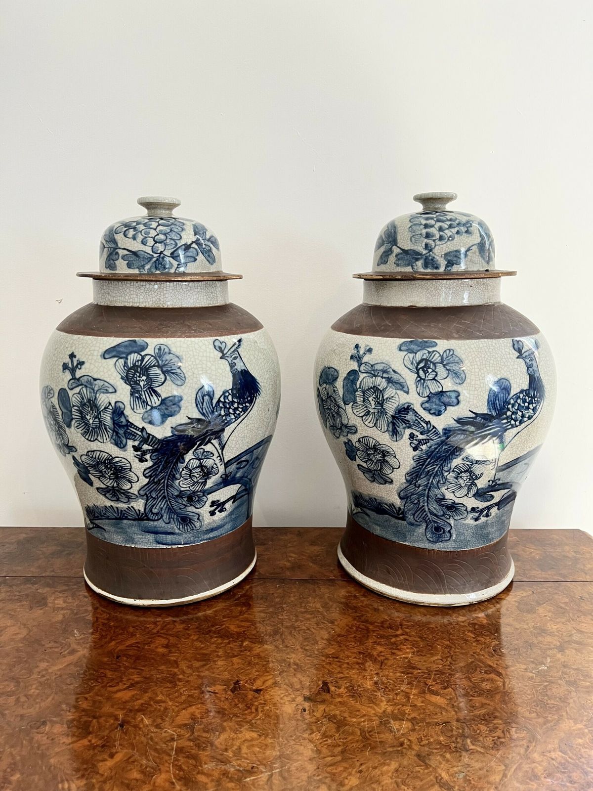 photo vinterior Quality Pair Of Antique Chinese Crackle Ware Lidded Vases
