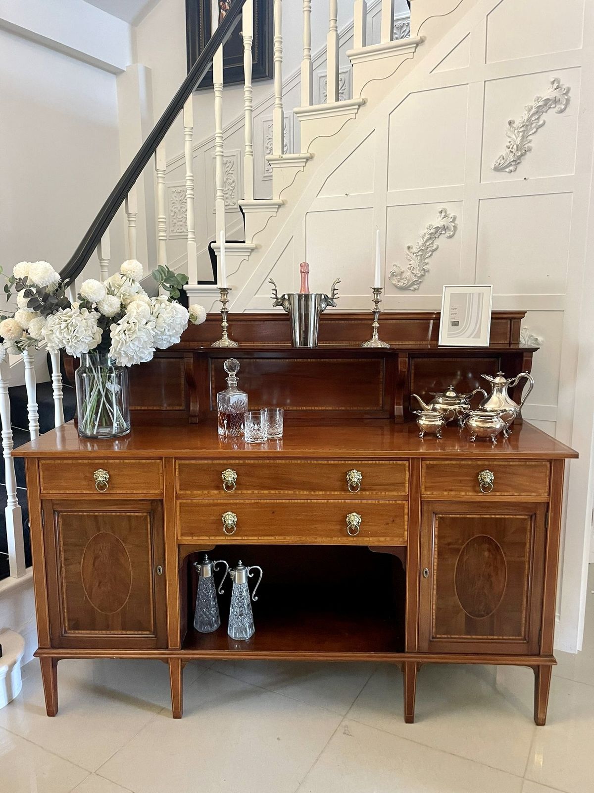 photo vintage Superb Quality Large Antique Mahogany Inlaid Sideboard