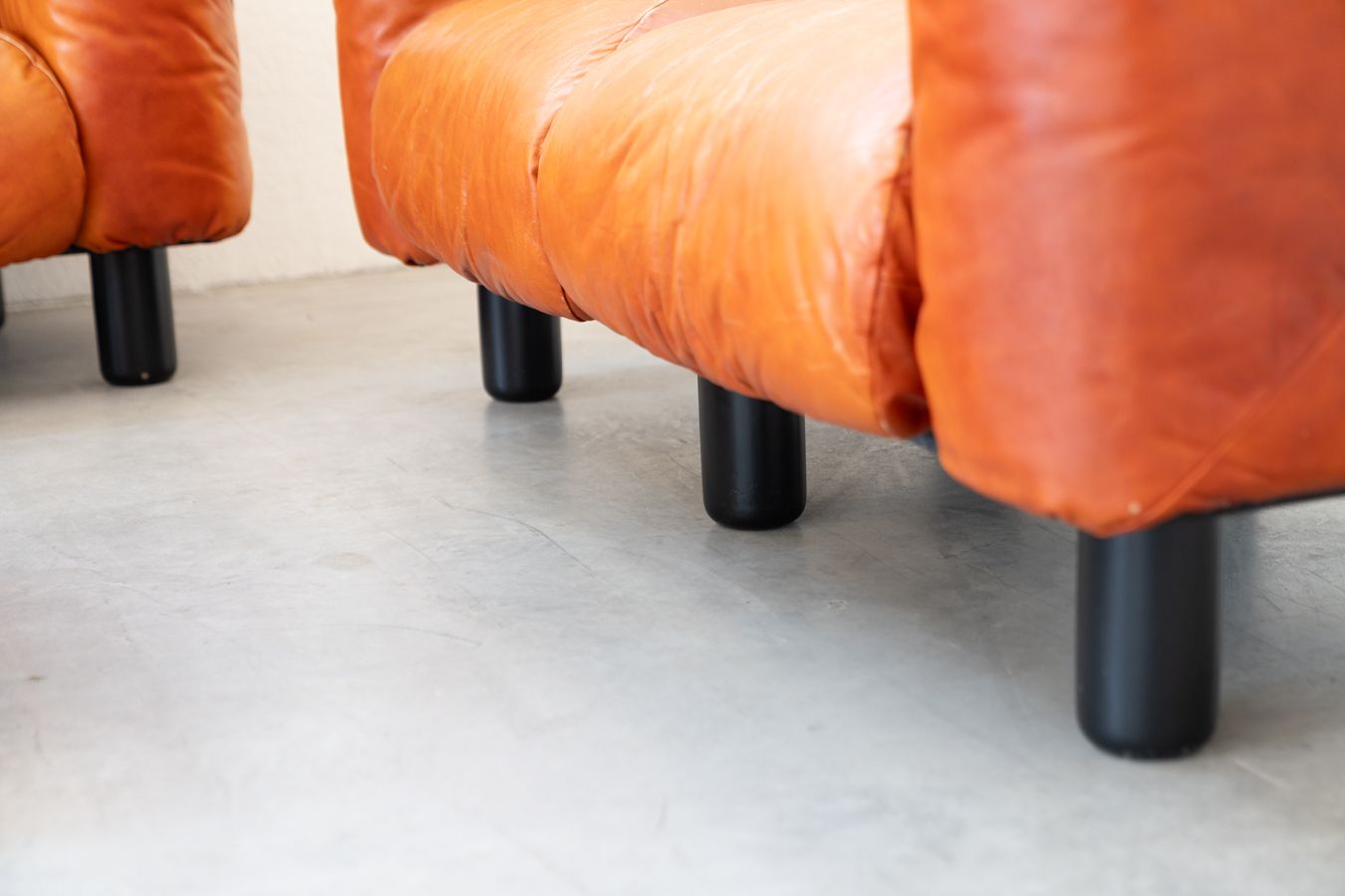 photo vinterior Marius&Marius Orange Leather Sofas And Poufs By Mario Marenco For Arflex – Techniform 70s Collection