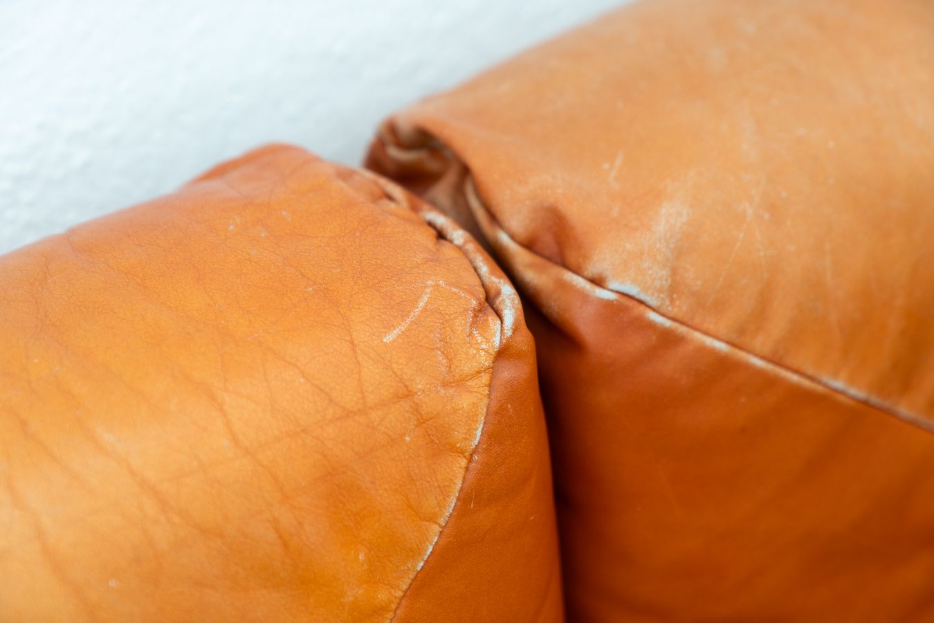 photo vintage Marius&Marius Orange Leather Sofas And Poufs By Mario Marenco For Arflex – Techniform 70s Collection