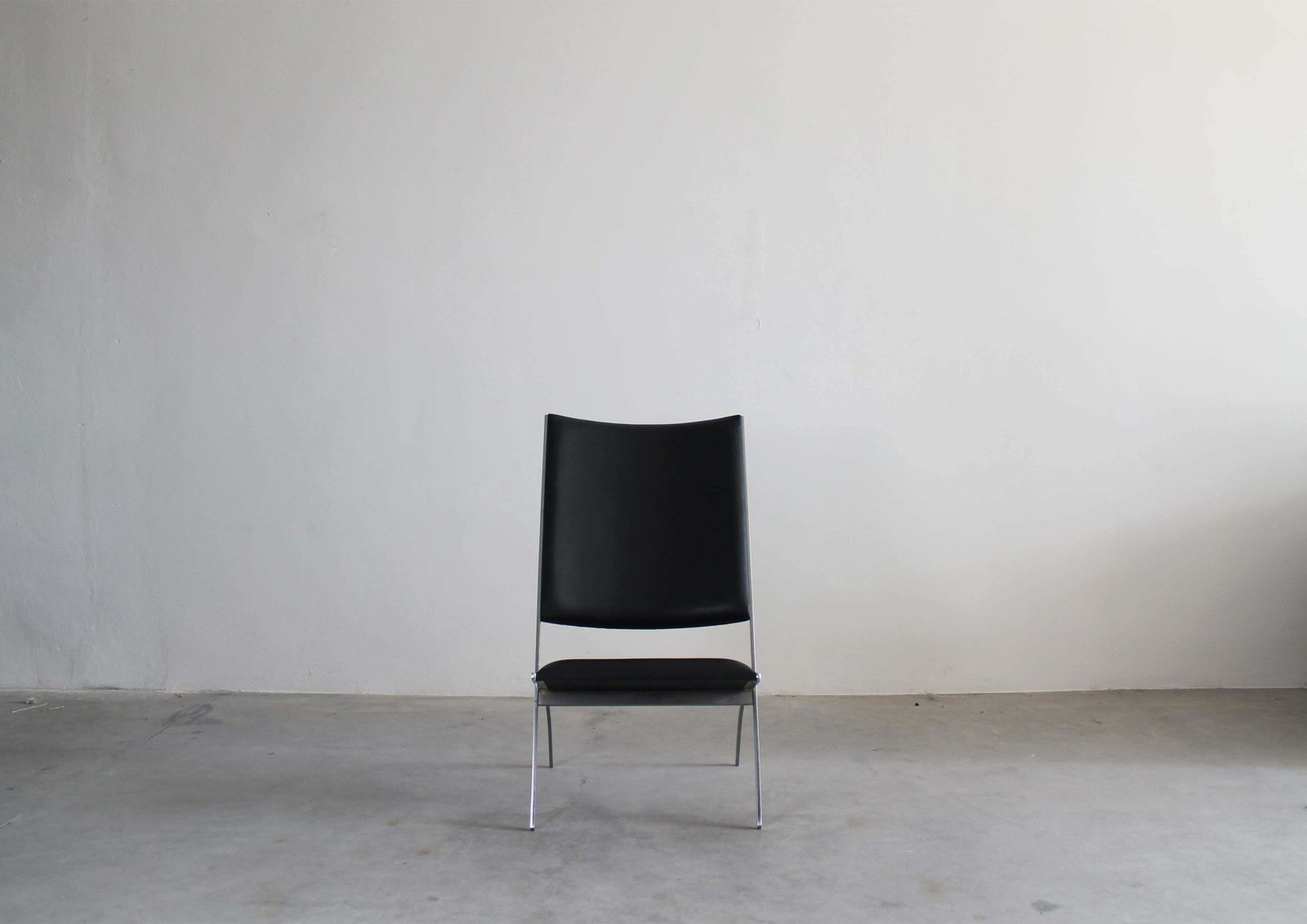 Gio Ponti Gabriella Folding Lounge Chair In Black Vynil By Pallucco 1991 Italy photo furniture
