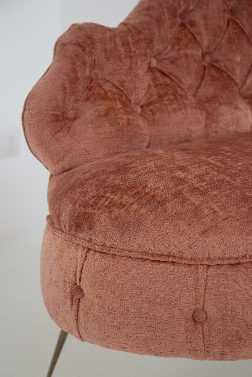 photo vintage Italian Damask Fabric Capitonnè Sofa