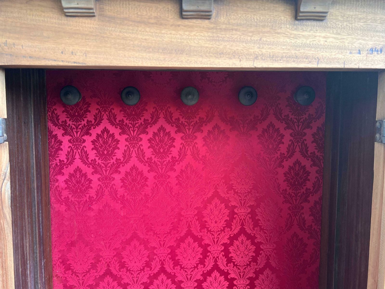 Armoire d'entrée de style gothique espagnol en noyer, cinq cintres et sculptures photo 2593.0