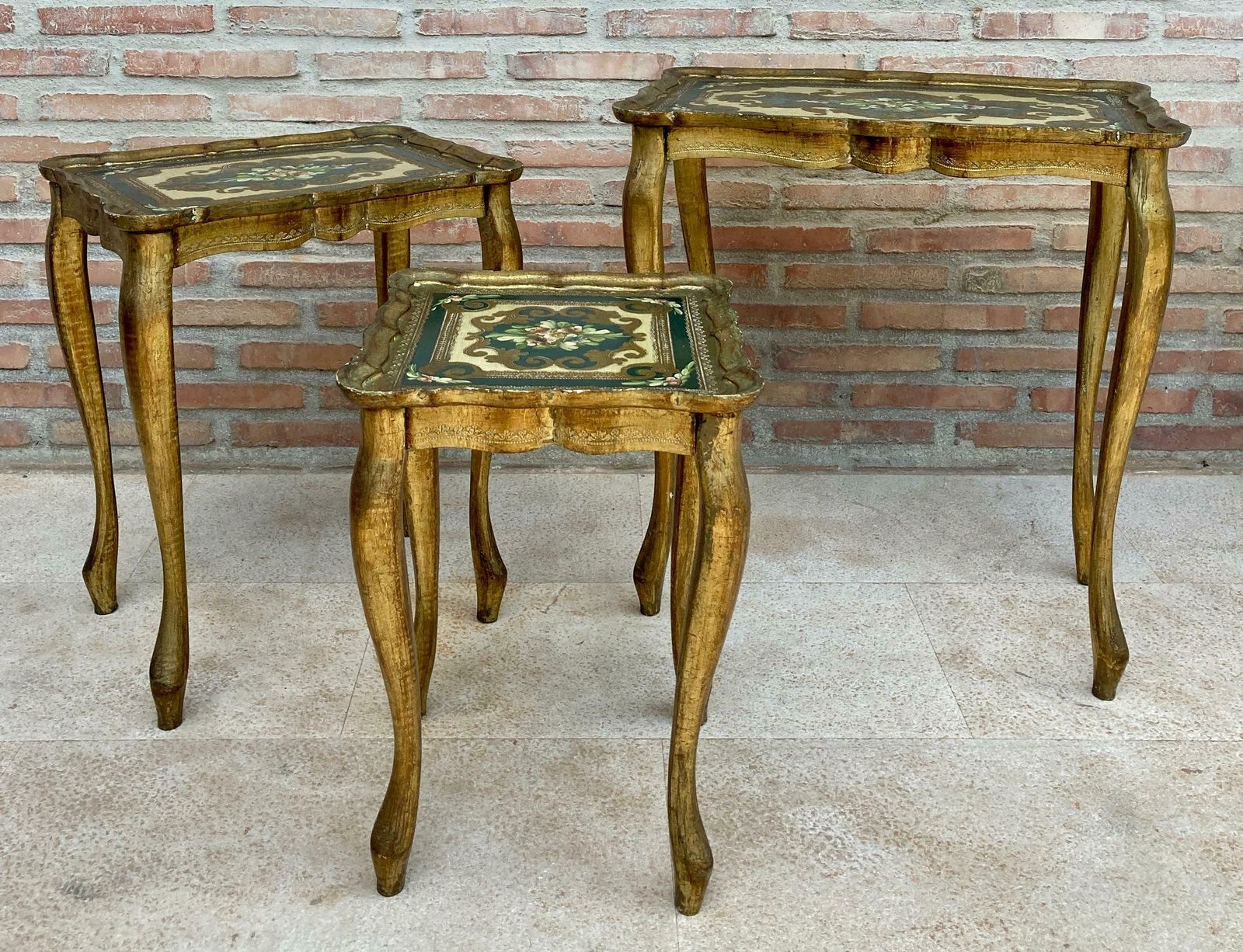 Tables gigognes néoclassiques florentines en bois doré, Italie, années 1960, lot de 3 photo furniture