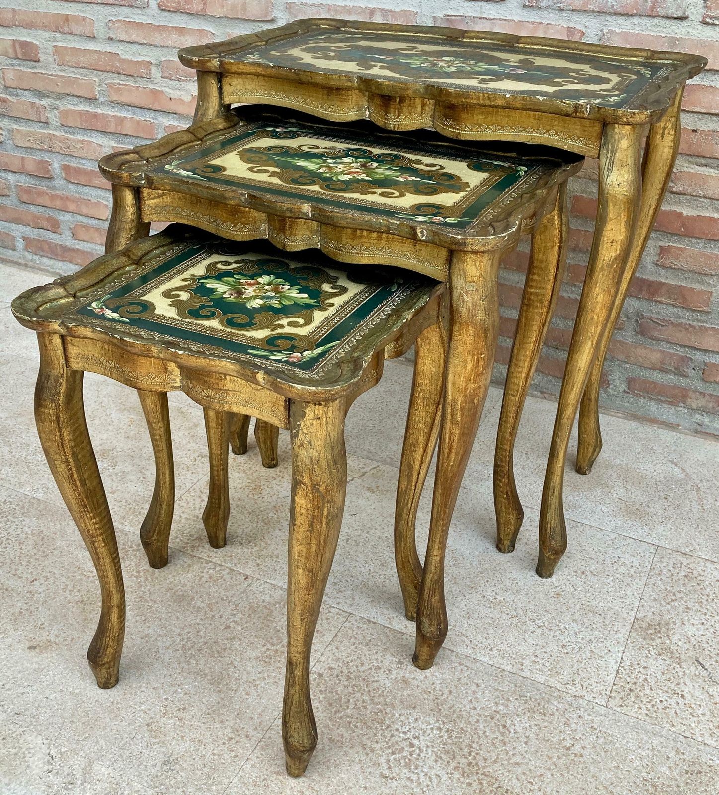 photo furniture Tables gigognes néoclassiques florentines en bois doré, Italie, années 1960, lot de 3