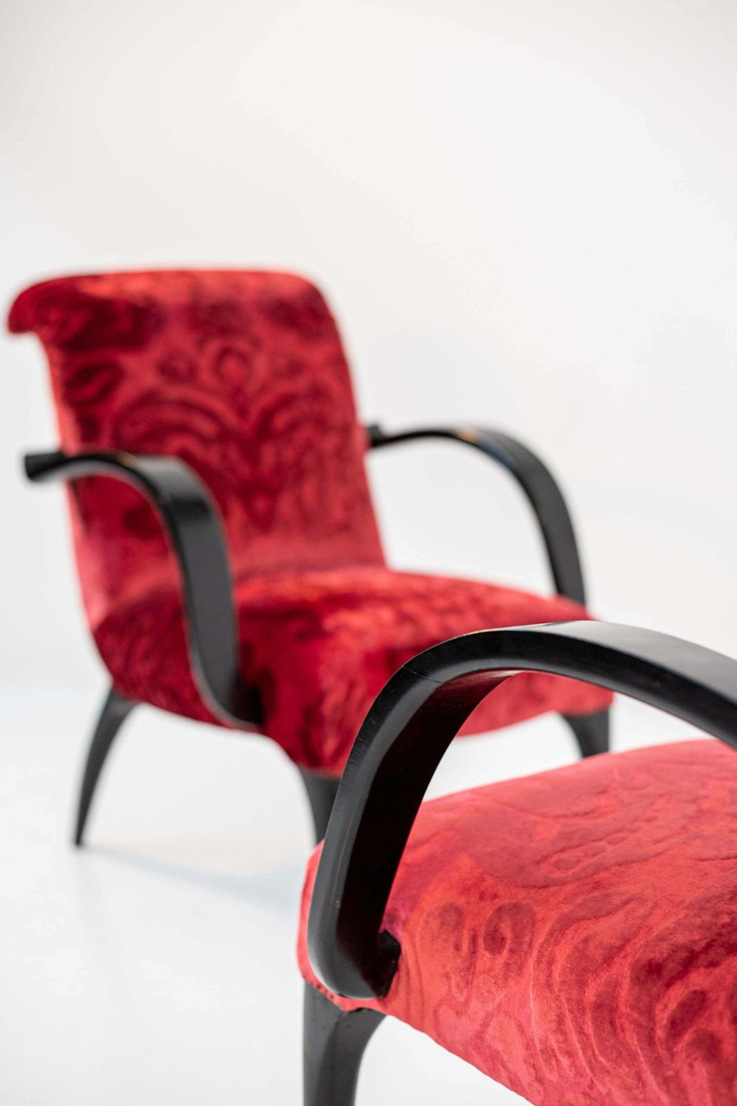 photo vinterior Gilbert Rohde Att. Pair Of American Armchairs In Red Velvet Damask And Wood
