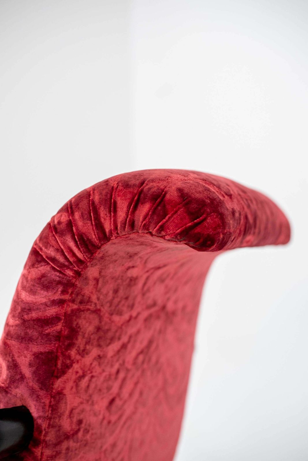 photo vintage Gilbert Rohde Att. Pair Of American Armchairs In Red Velvet Damask And Wood