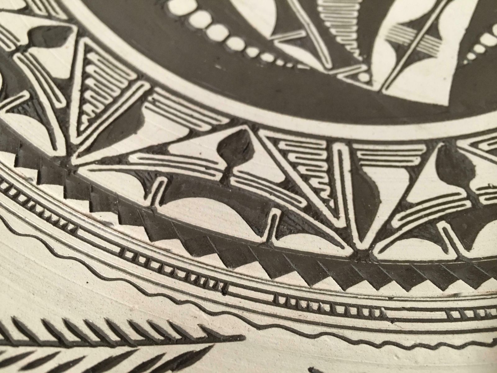 Plat en grès mat à motifs ornementaux en relief, XXe siècle photo Décoration