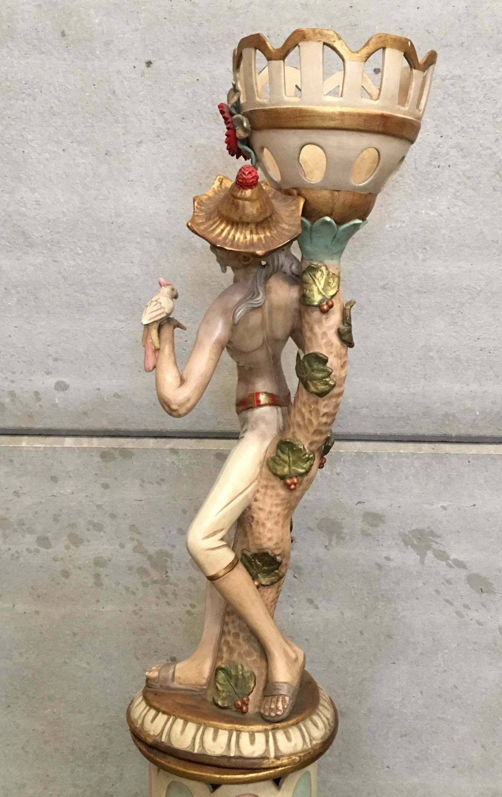 Sculpture du XXe siècle représentant un homme asiatique aux oiseaux et motifs d'Arlequin, Espagne photo Art