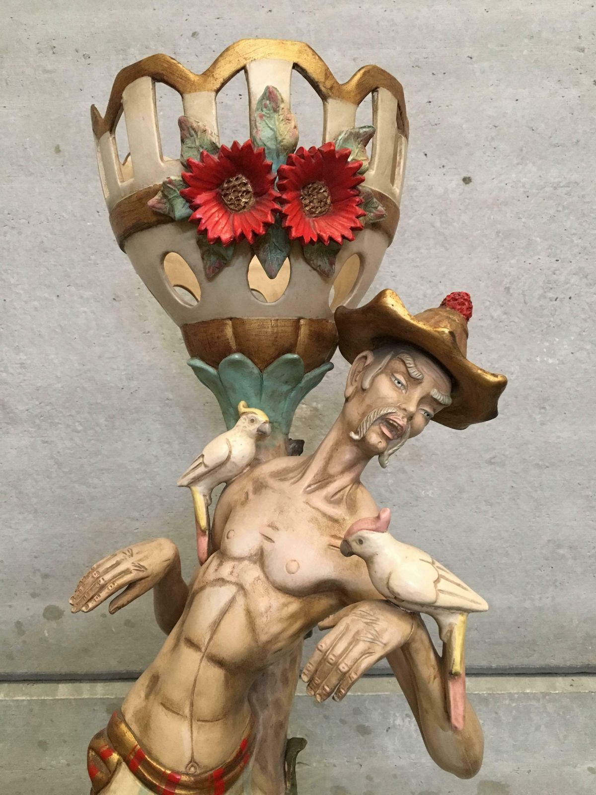 Sculpture du XXe siècle représentant un homme asiatique aux oiseaux et motifs d'Arlequin, Espagne photo 969.0