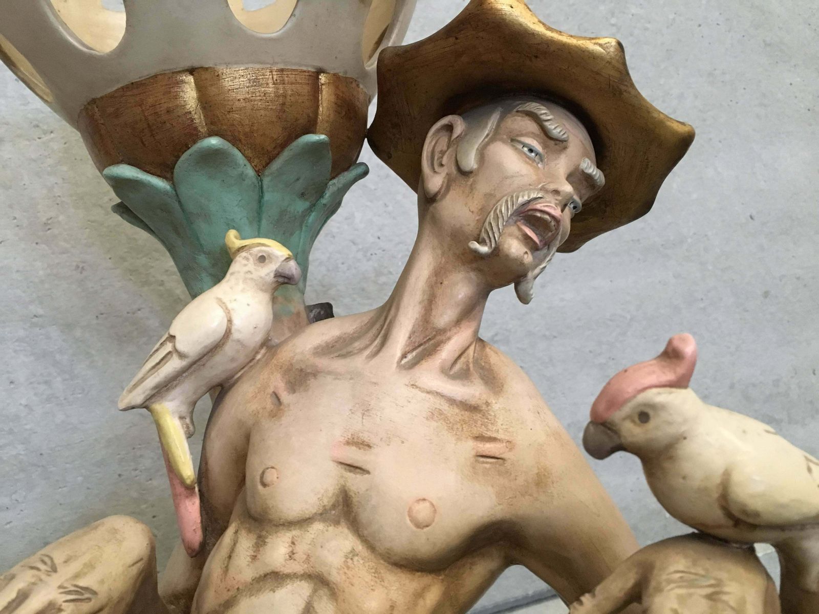 Sculpture du XXe siècle représentant un homme asiatique aux oiseaux et motifs d'Arlequin, Espagne photo vinterior