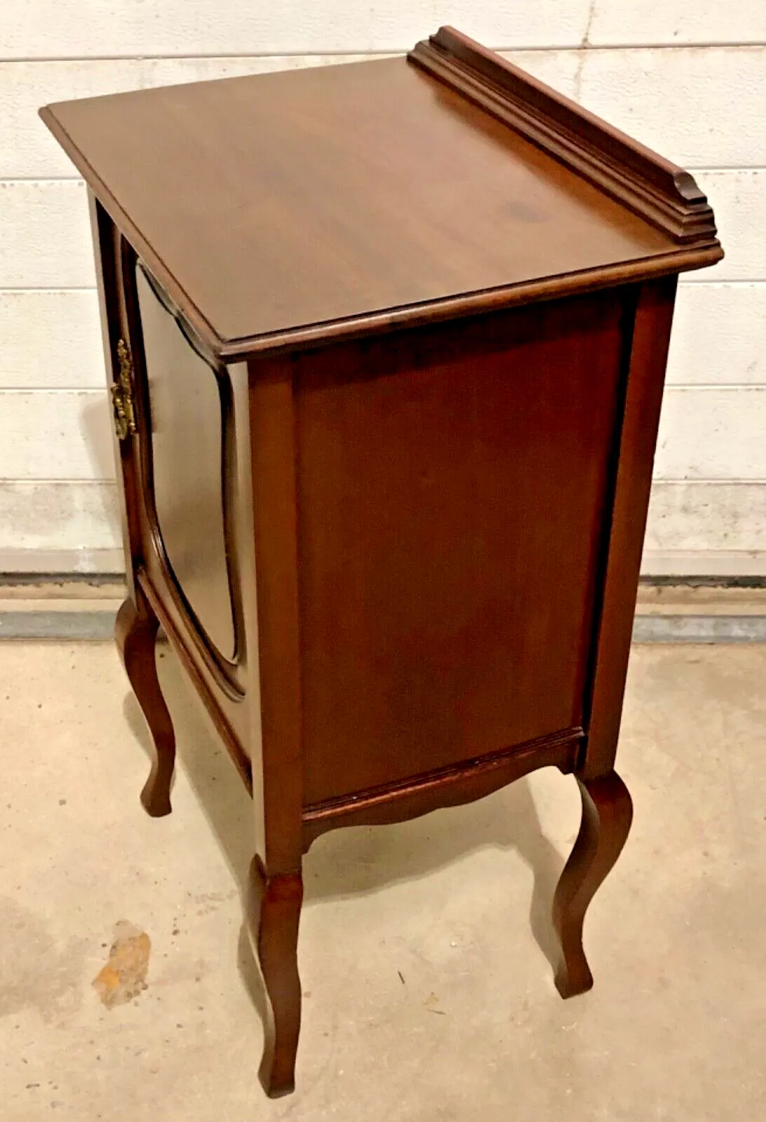 photo vintage Handsome Antique Mahogany Bedside Cabinet