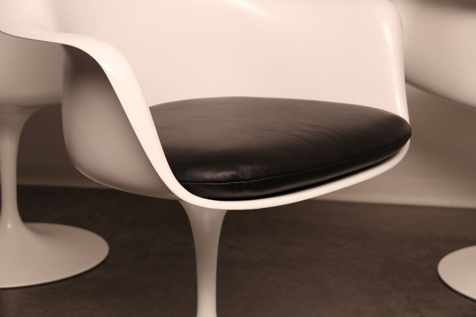 photo buy 4 Tulip Dining Chairs With Armrests By Eero Saarinen For Knoll   Us   1960's