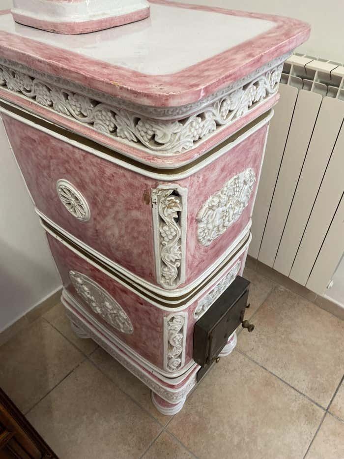 photo vinterior Majolica Pink Stove From Florence