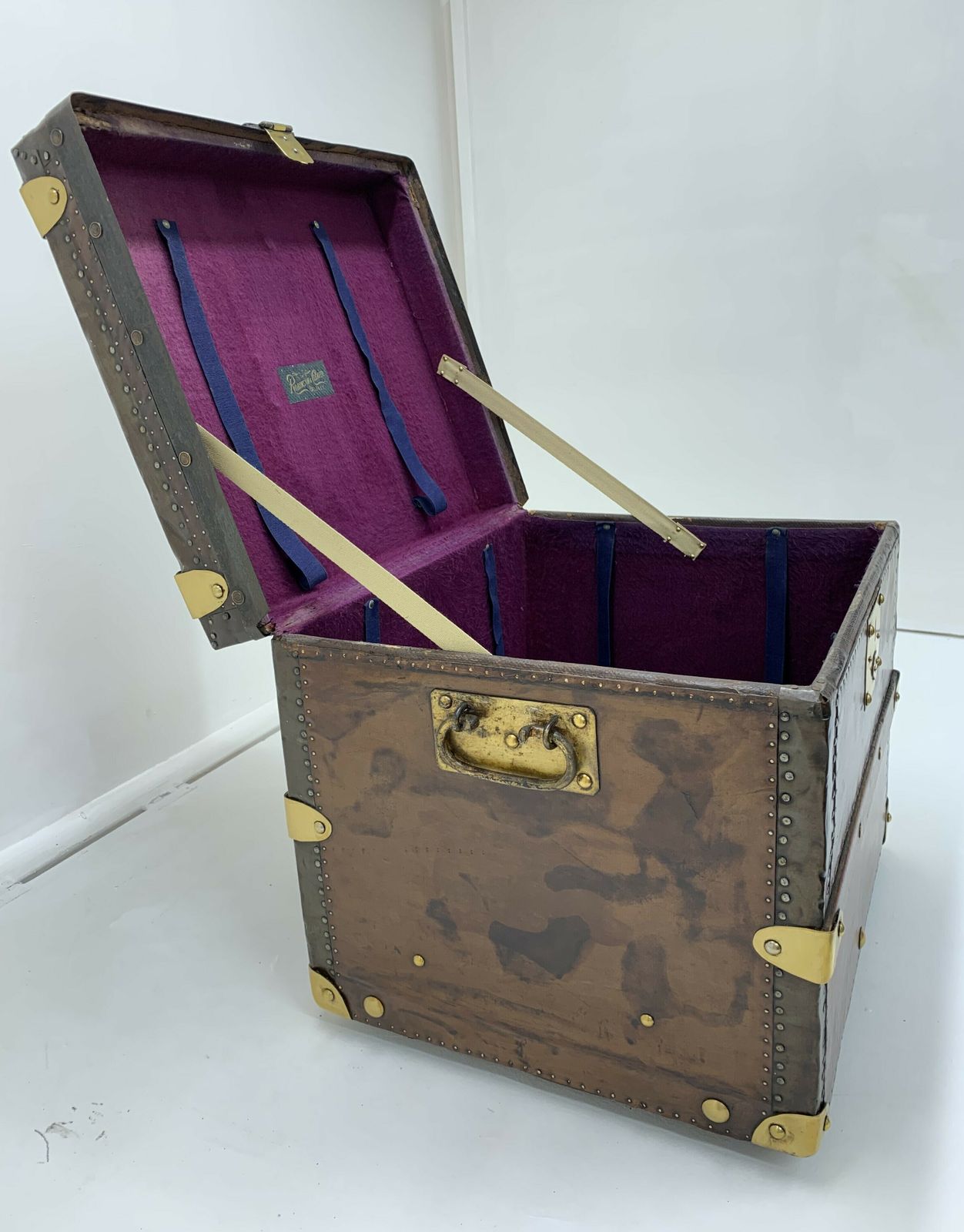 photo vinterior Vintage Steamer Travel Trunk Circa 1880, Superb Example , Luxuriously Relined.