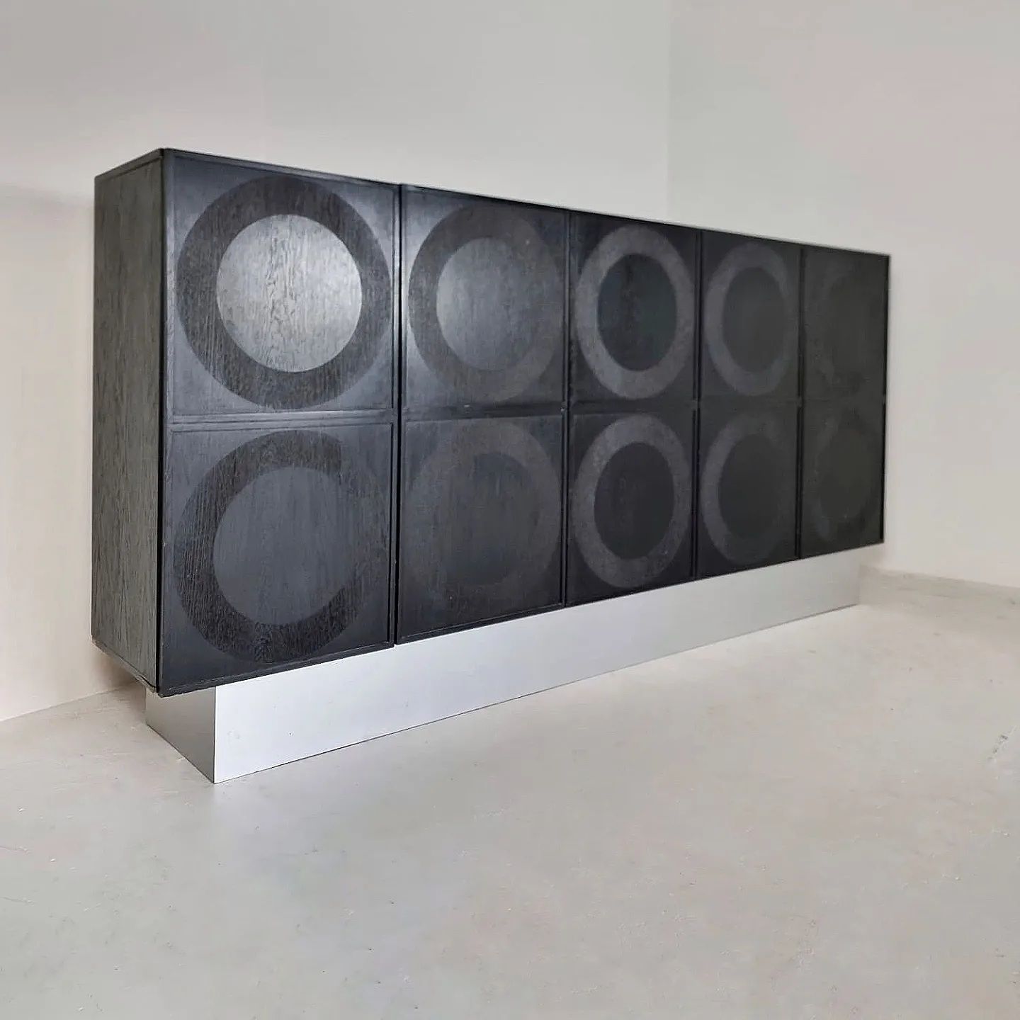 Groot Zwart Brutalistisch Musterring Highboard