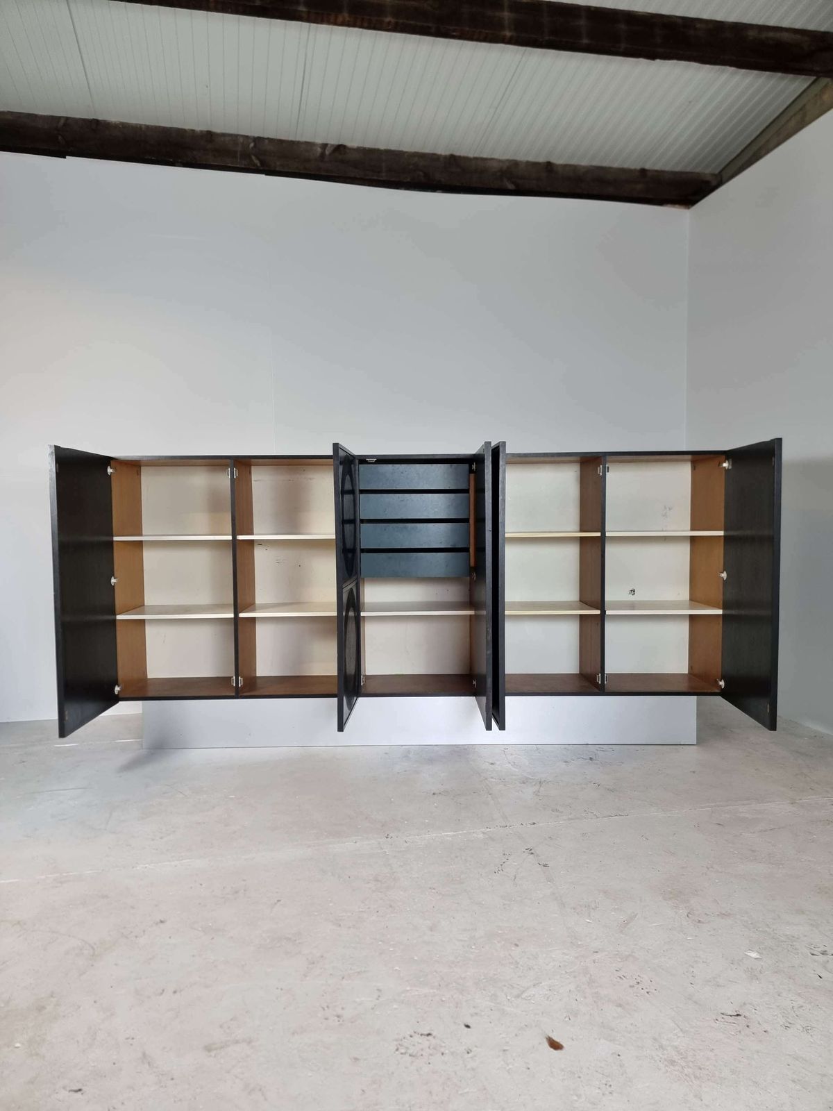 Groot Zwart Brutalistisch Musterring Highboard photo 5325.0