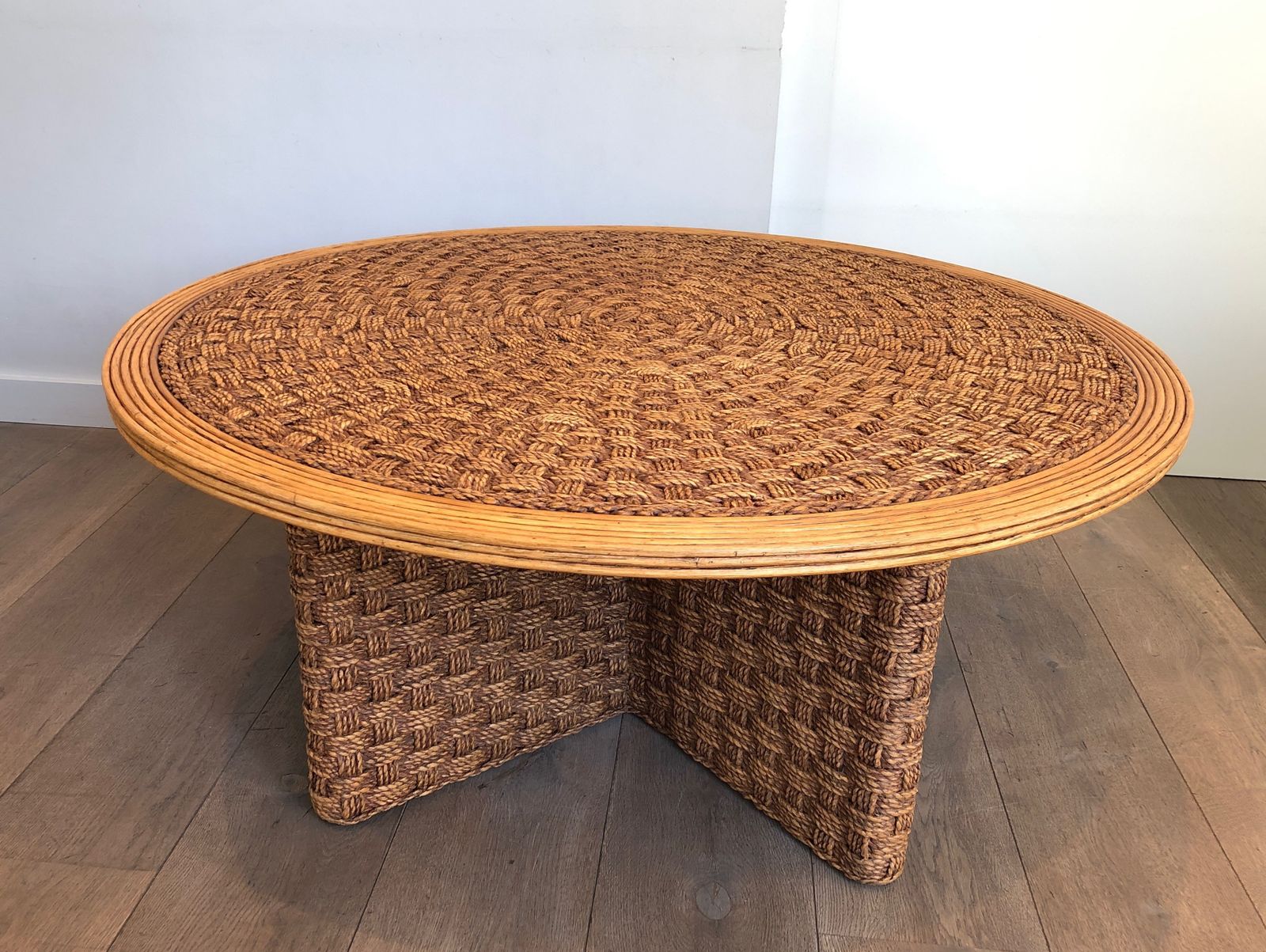 photo vintage Important Round Coffee Table In Rope And Wood In The Taste Of Audoux Minet