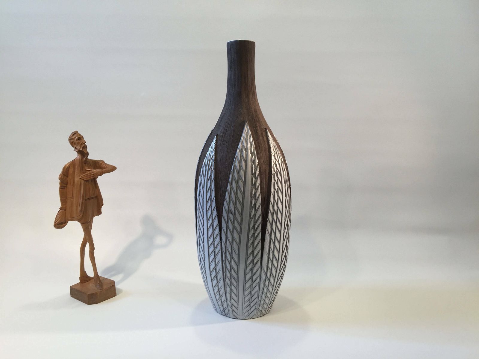 photo furniture Anna Lisa Thomson For Upsala Ekeby, Paprika Vase, 1940s 1960s, Scandinavian Home Decor Mid Century Modern