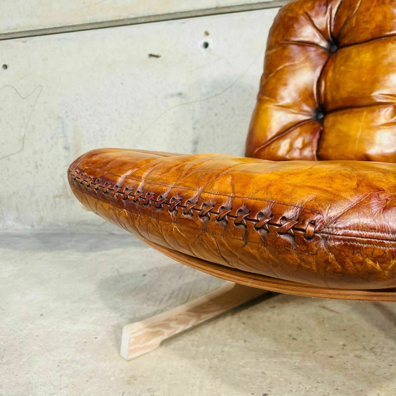 photo furniture Super Stylish Danish Vintage Cado Lounge Chair Light Beech And Tan Leather