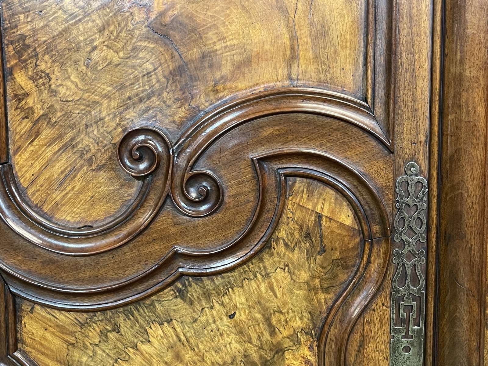 Louis XV Period Bressane Cupboard In Walnut And Burr Walnut (18th Century) photo 3380.0