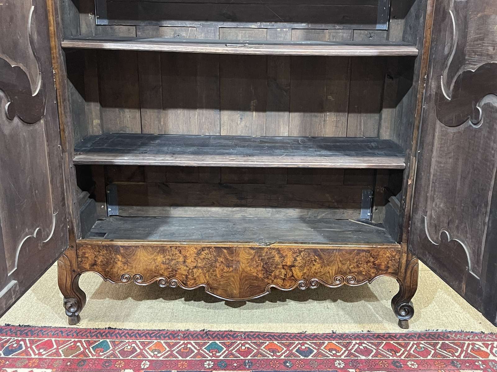 photo vintage Louis XV Period Bressane Cupboard In Walnut And Burr Walnut (18th Century)