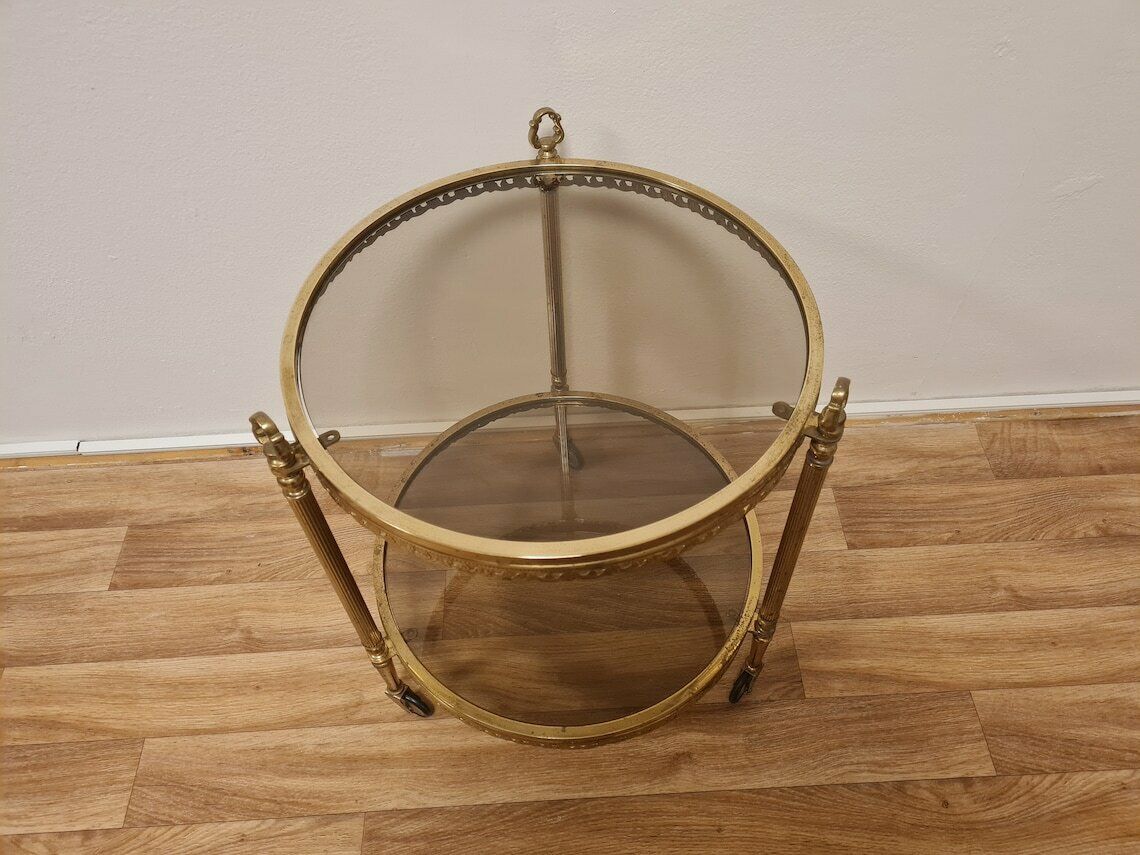 Vintage Mid Century Modern Messing Trolley Bartafel Met Rookglas. Hollywood Regency Wielen Barkar photo vinterior