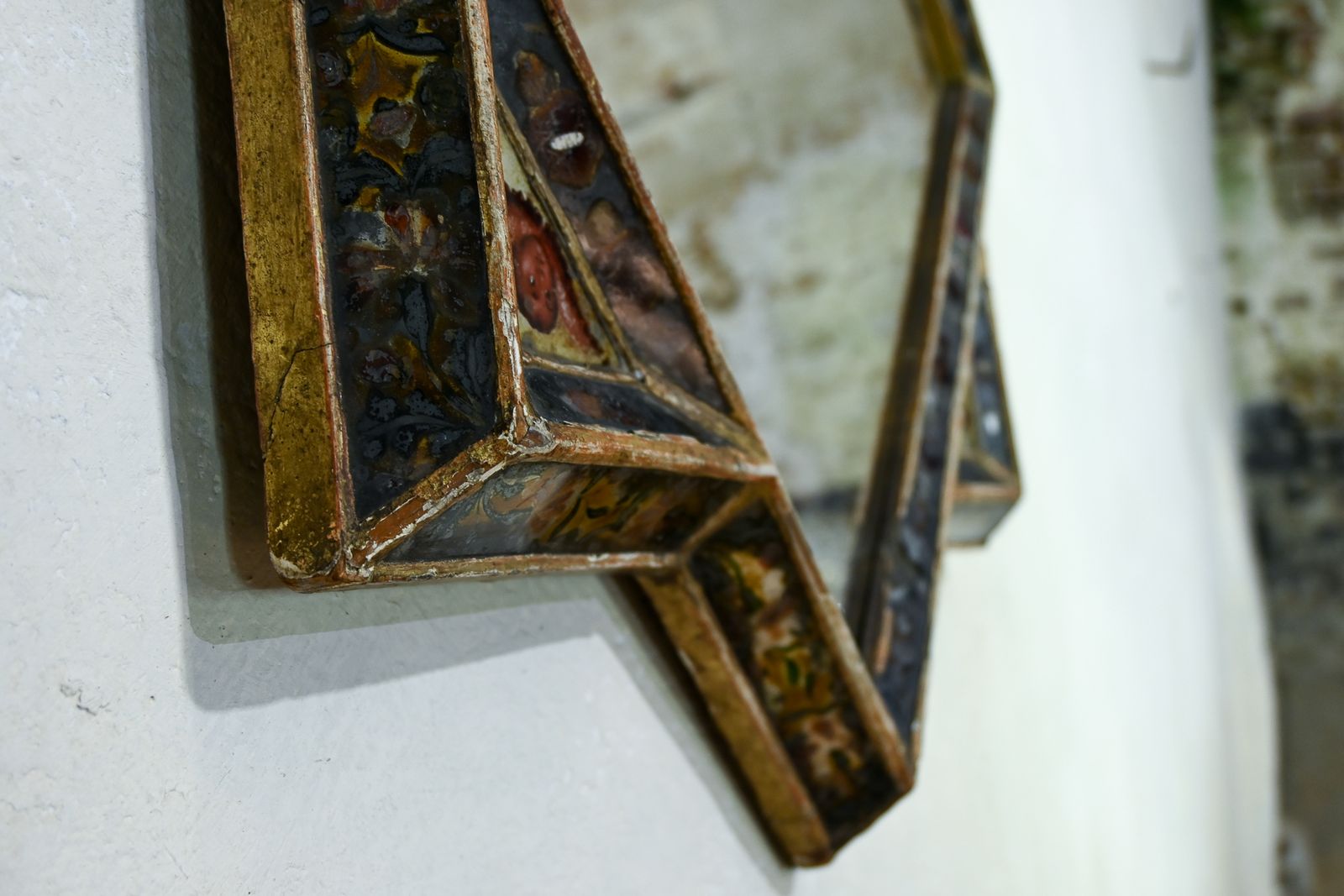 An Early 18th Century Giltwood And Verre églomisé Venetian Mirror photo 5400.0