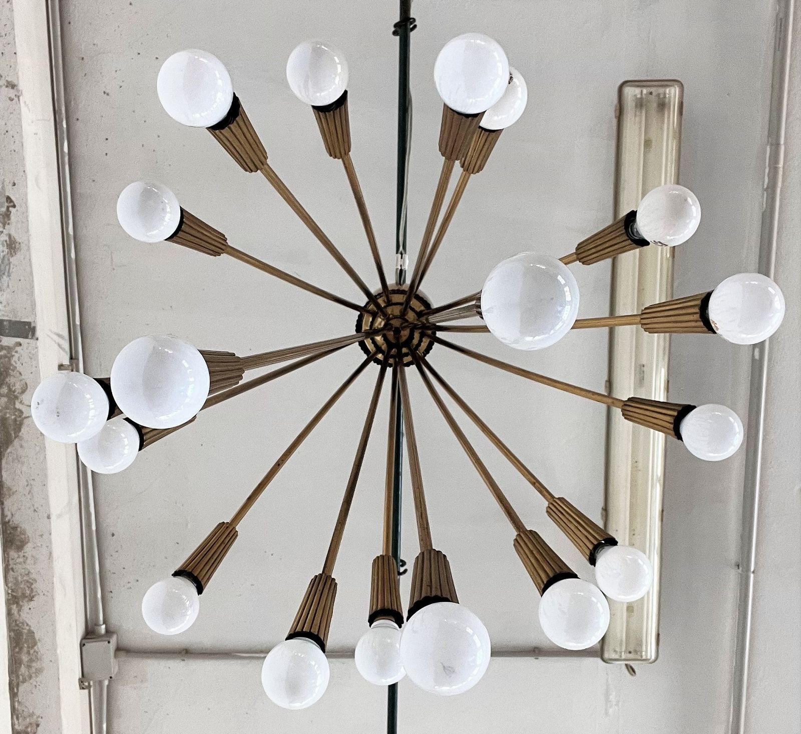 photo furniture Italian Chandelier In Brass With 18 Lights, 1970s