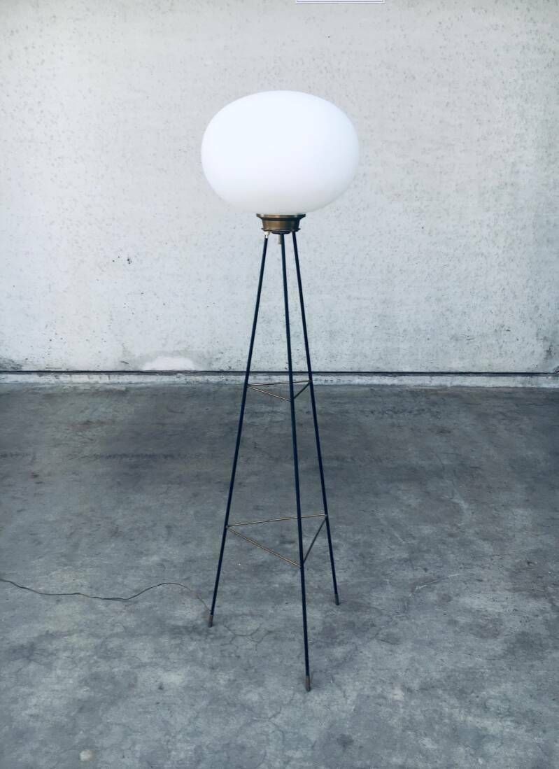 Italiaans Design Opaline Driepoot Vloerlamp, Jaren 1950 photo Verlichting